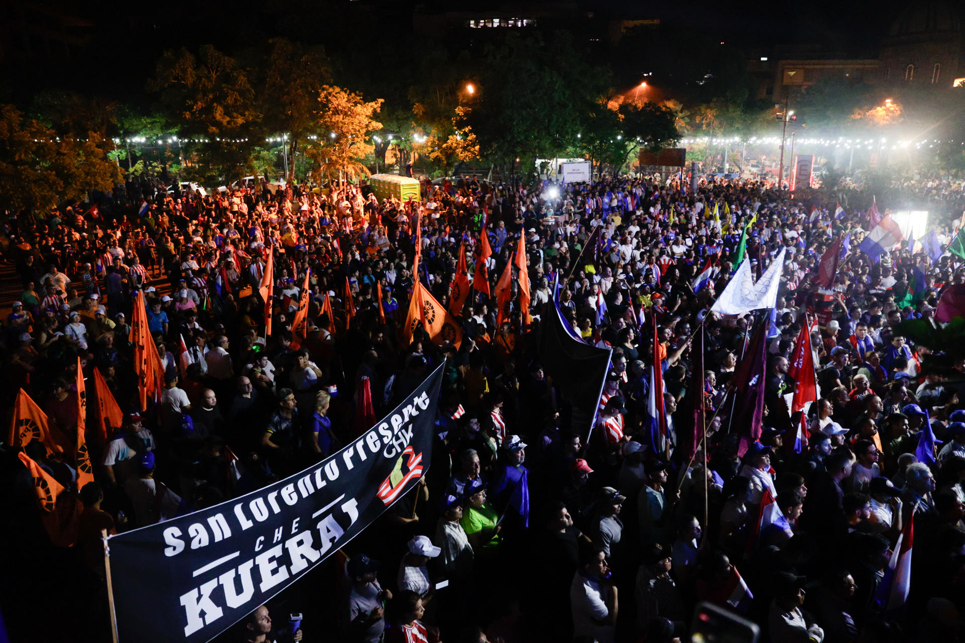Personas se manifiestan durante la marcha 'Unidos por Paraguay' convocada por partidos de la oposición este miércoles en Asunción (Paraguay). EFE/Juan Pablo Pino