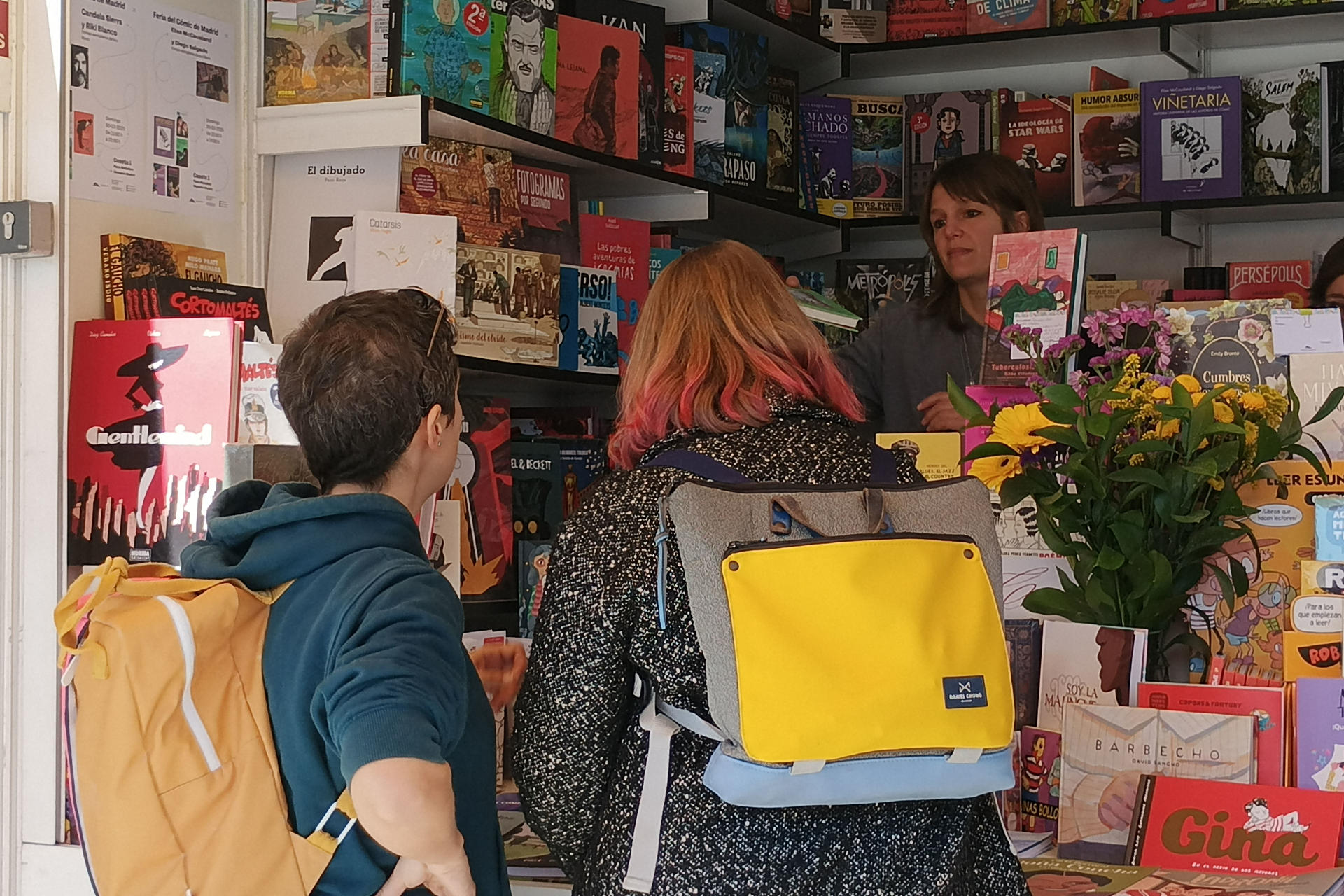 Cientos de personas de todas las edades, desde jubilados hasta chavales de excursión escolar, pasando por familias jóvenes con hijos y perros, se han dado cita este viernes en la segunda jornada de la Feria del Cómic de Madrid, que se celebra por primera vez en Matadero. La feria se desarrolla desde el jueves y hasta el domingo en la plaza del centro cultural municipal Matadero con casetas de treinta y seis librerías y editoriales, que se muestran "encantadas" con las primeras horas de la Feria del Cómic de Madrid. EFE/ Pepi Cardenete