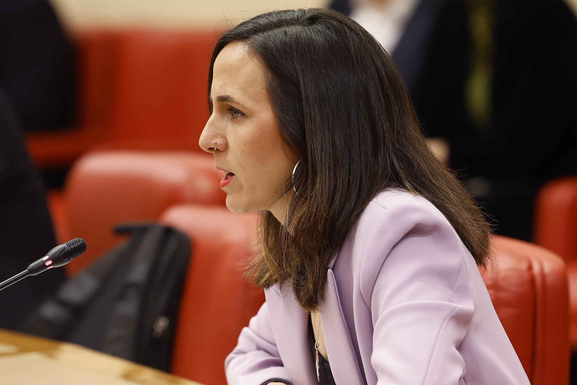 La  secretaria general de Podemos, Ione Belarra, formula una pregunta durante la comparecencia de María Dolores de Cospedal, secretaria general del PP y ministra de Defensa durante el Gobierno de Mariano Rajoy, en la comisión de investigación sobre la bautizada como operación Cataluña, una presunta trama parapolicial orquestada desde el Ministerio del Interior para dañar al independentismo, este lunes en el Congreso. EFE/ J.P.Gandul