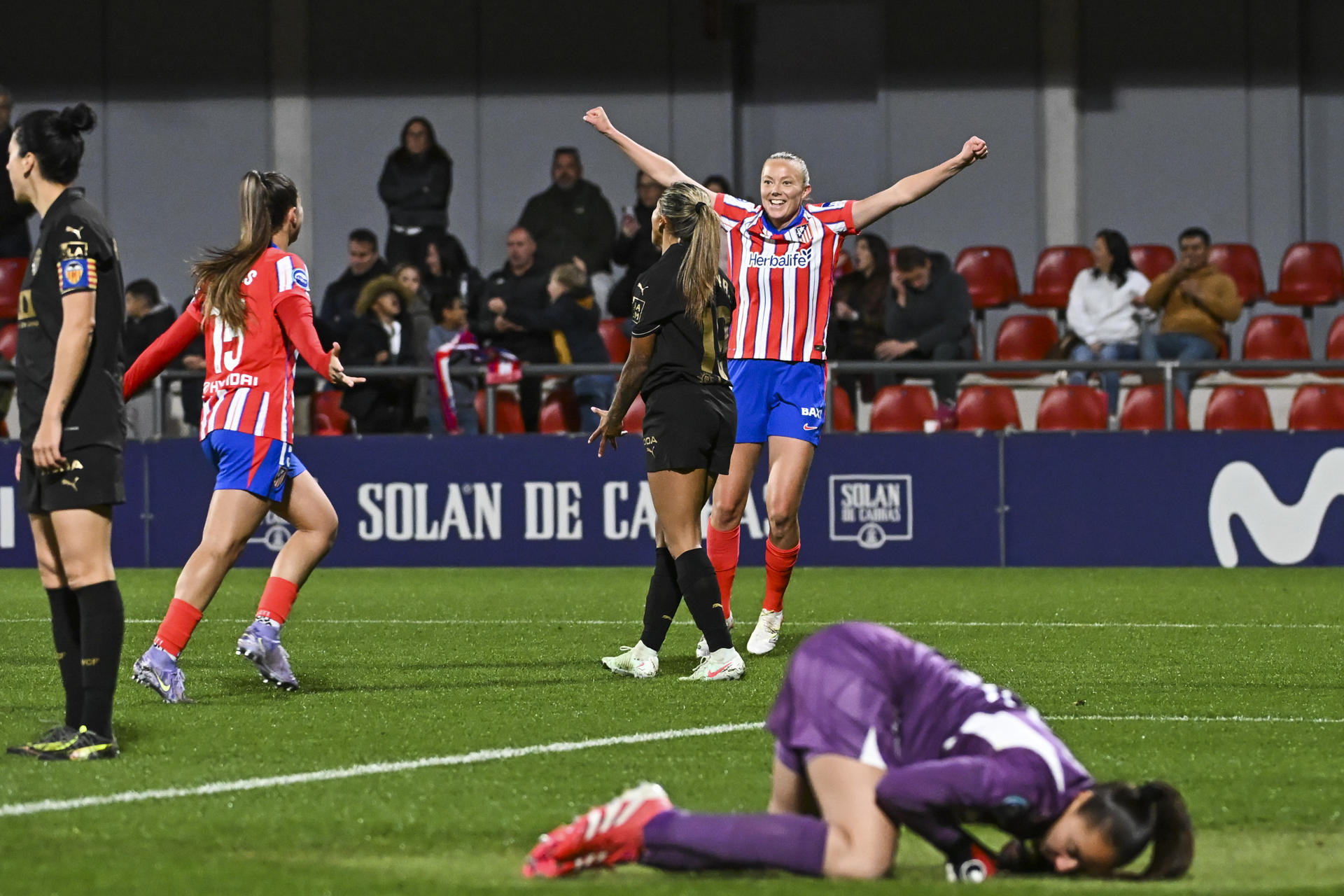 La defensa del Atlético de Madrid Silvia Lloris (2i) celebra su gol contra el Valencia, durante el partido de Primera División Femenina que Atlético de Madrid y Valencia CF disputaron en el Centro Deportivo Alcalá de Henares. EFE/Fernando Villar