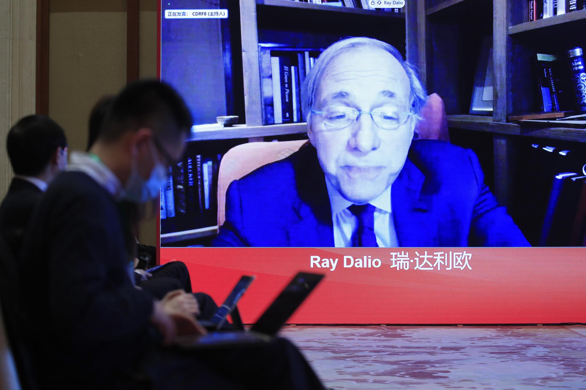 Beijing (China), 20/03/2021.- Foto de archivo de Ray Dalio, presidente de Bridgewater Associates, durante una intervención en el Foro de Desarrollo de China en Pekin. EFE/EPA/WU HONG