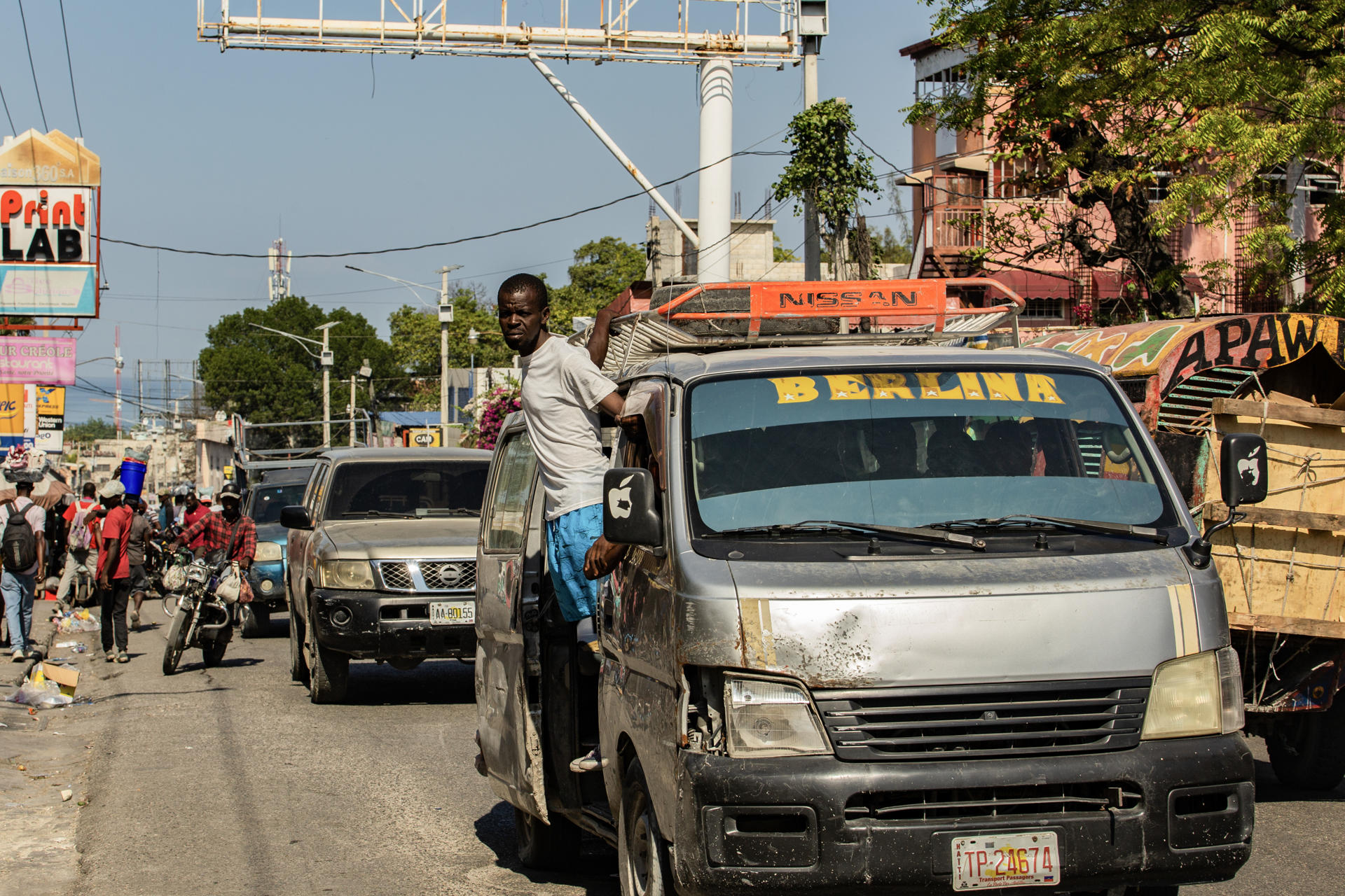 Fotografía de archivo en donde un vehículo transita por las calles de Puerto Príncipe (Haití). EFE/ Mentor David Lorens