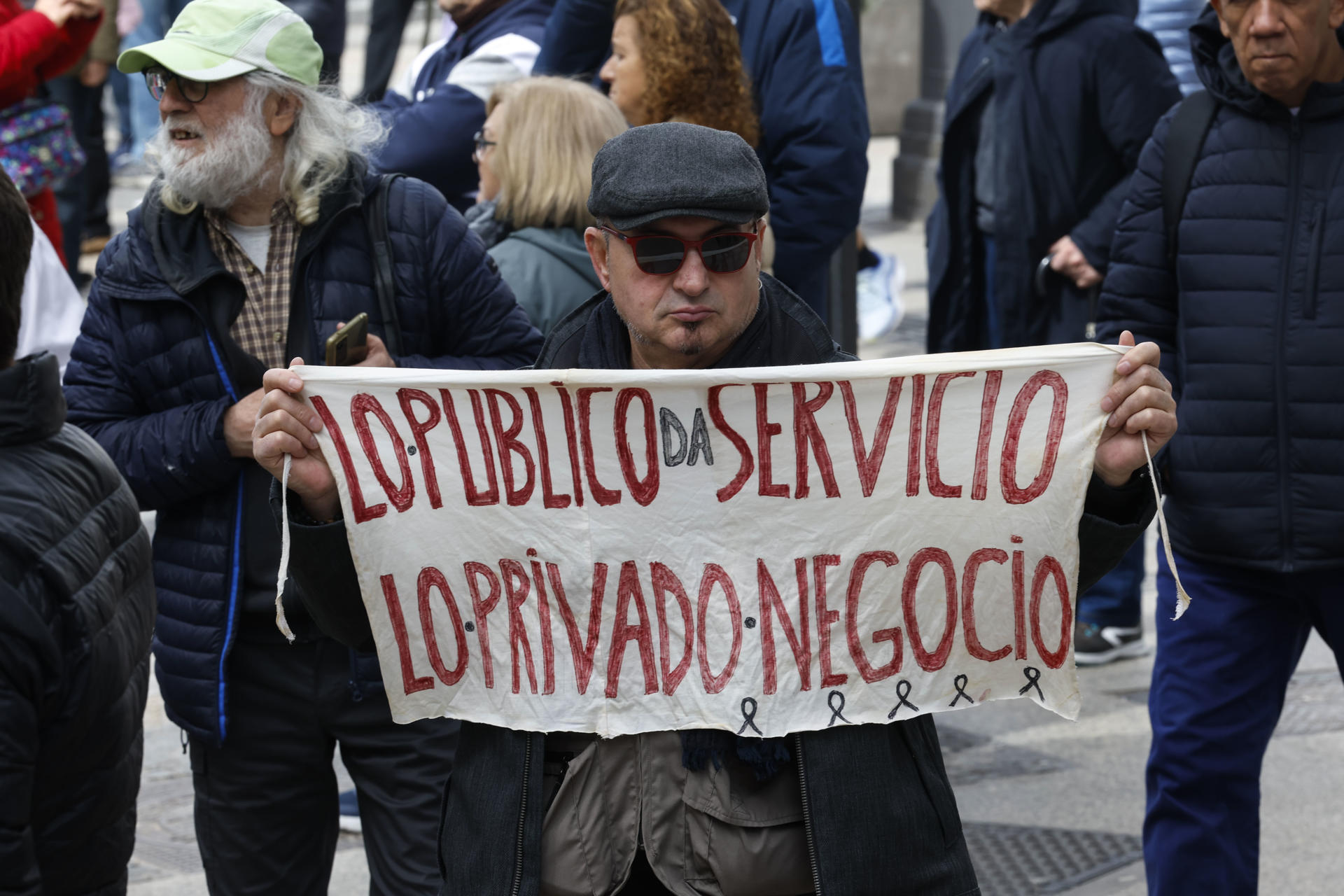 Sindicatos, plataformas vecinales y oenegés se unen para defender unos servicios públicos de calidad en la manifestación 'Tsunami por los servicios públicos'. este domingo en Madrid. EFE/ Javier Lizón