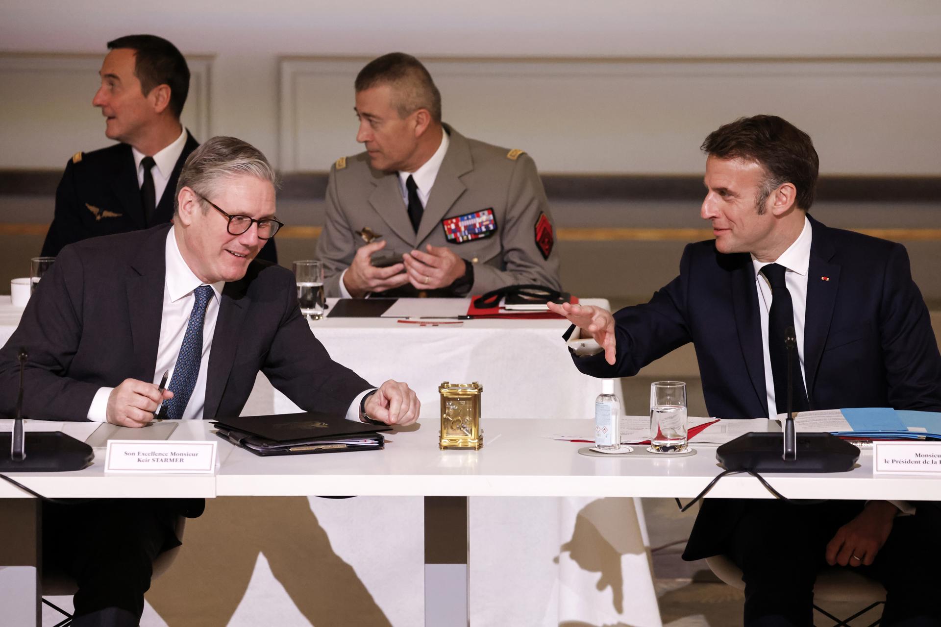 El presidente de Francia, Emmanuel Macron (D), habla con el primer ministro británico, Keir Starmer, durante una reunión como parte de la cumbre de la 'Coalición de los Voluntarios' en el Palacio del Elíseo en París, Francia, 27 de marzo de 2025. El presidente francés, el 27 de marzo, recibe a los líderes europeos, incluido el presidente ucraniano, para una cumbre destinada a impulsar la seguridad de Ucrania antes de cualquier posible alto el fuego con Rusia. (France, Russia, Ukraine, United Kingdom) 
EFE/EPA/LUDOVIC MARIN / POOL MAXPPP OUT