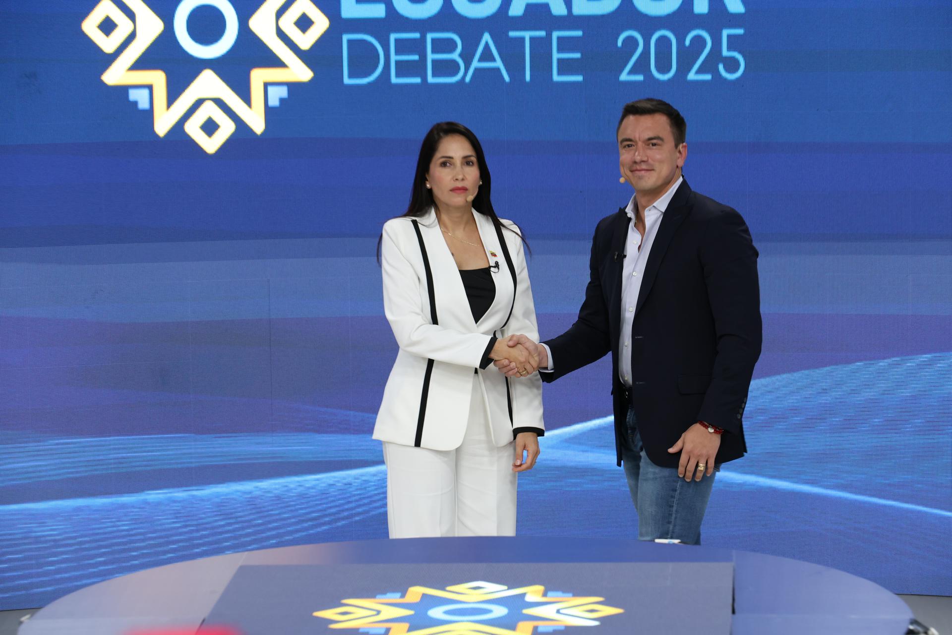 Fotografía cedida del presidente de Ecuador y aspirante a la reelección, Daniel Noboa (d), y la candidata opositora del correísmo, Luisa González, posando este 23 de marzo de 2025, en Quito (Ecuador). EFE/ Consejo Nacional Electoral
