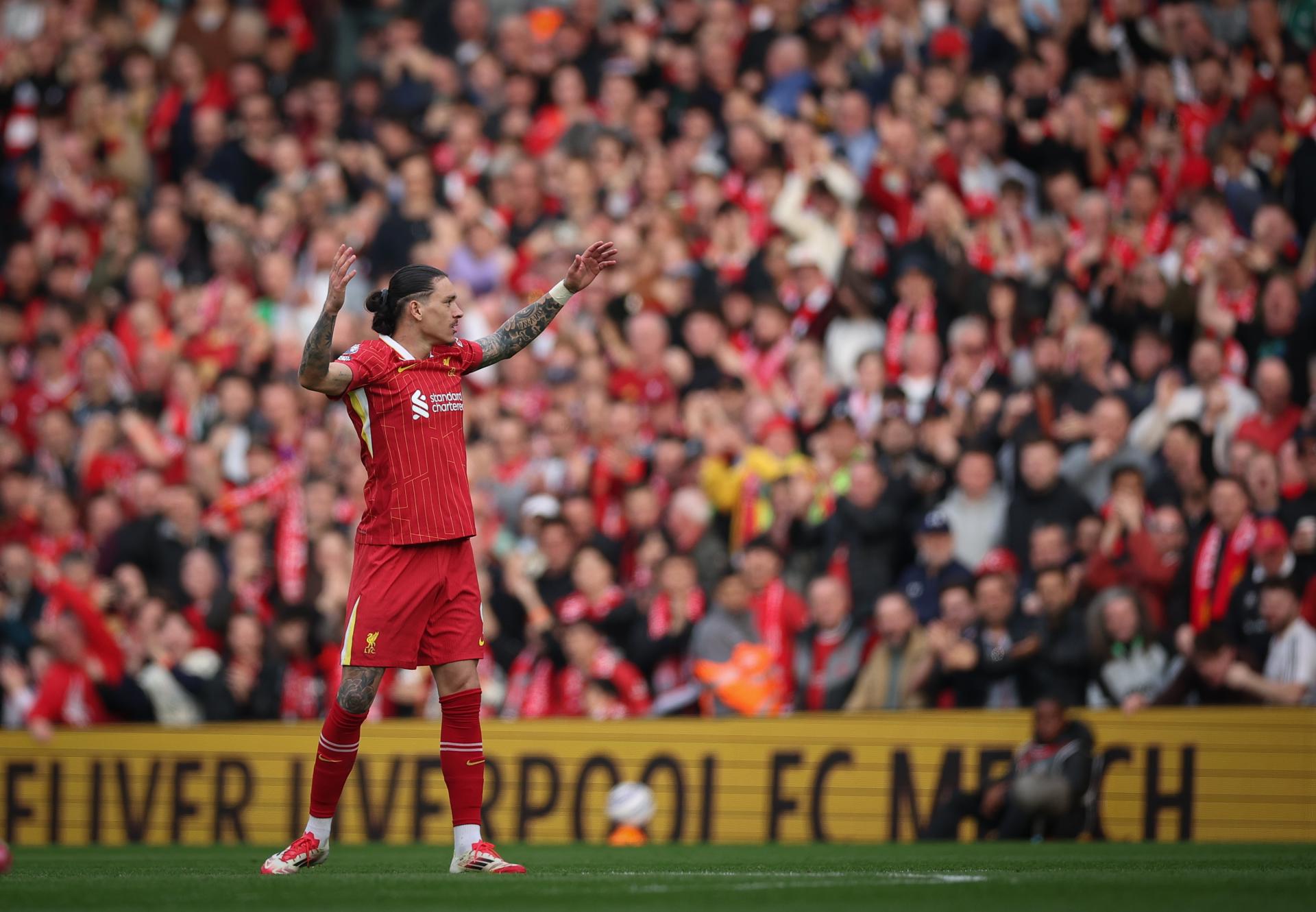 Darwin Nunez celebra uno de los goles del Liverpool. EFE/EPA/ADAM VAUGHAN.