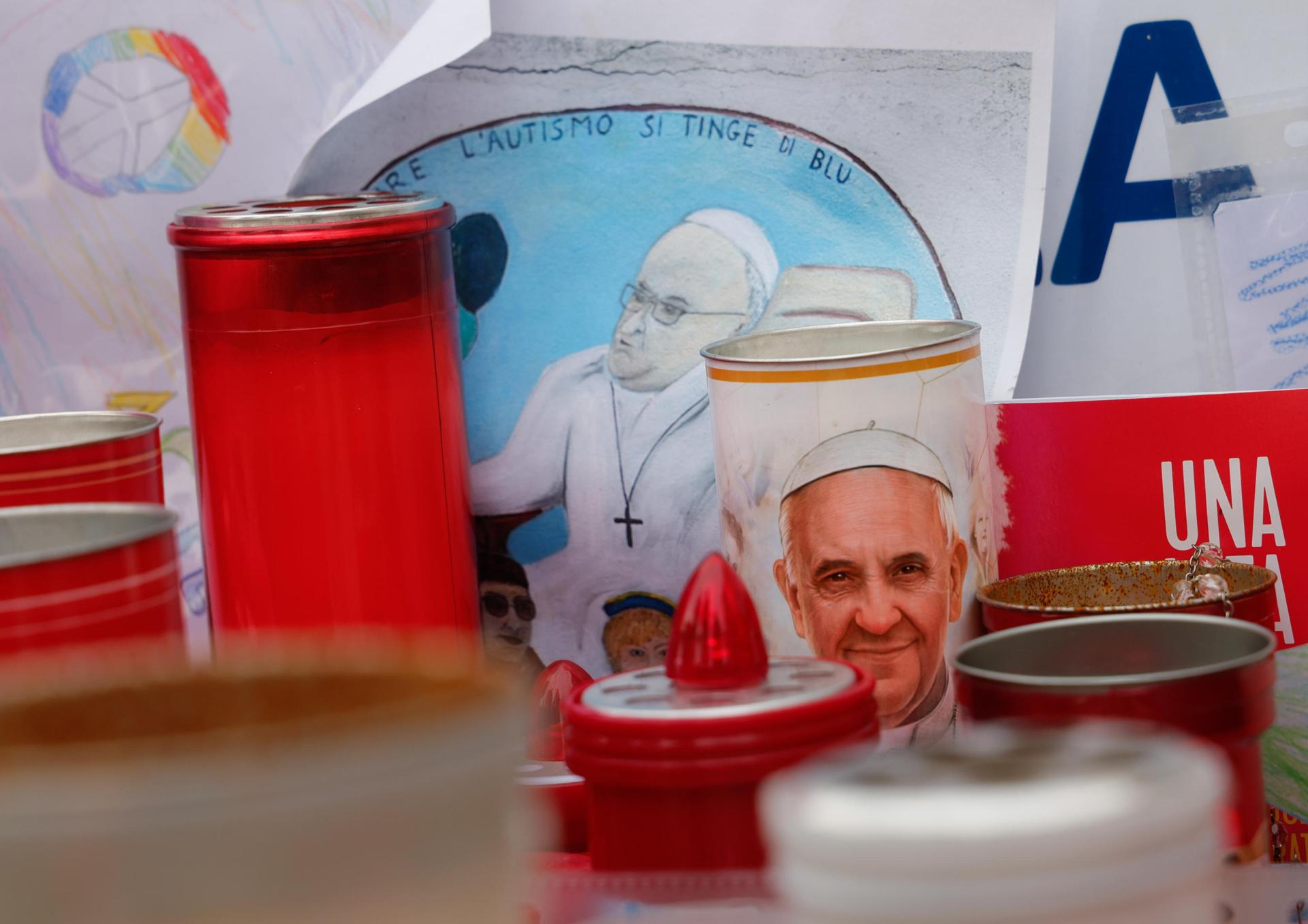 Se han colocado velas y dibujos con imágenes del Papa Francisco bajo la estatua del fallecido Papa Juan Pablo II frente al Hospital Agostino Gemelli, donde el Papa Francisco está hospitalizado para continuar su tratamiento por neumonía bilateral, en Roma, Italia, 07 de marzo de 2025. El pontífice fue admitido en el Hospital Gemelli de Roma el 14 de febrero, debido a una infección en el tracto respiratorio. (Papa, Italia, Roma) EFE/EPA/GIUSEPPE LAMI