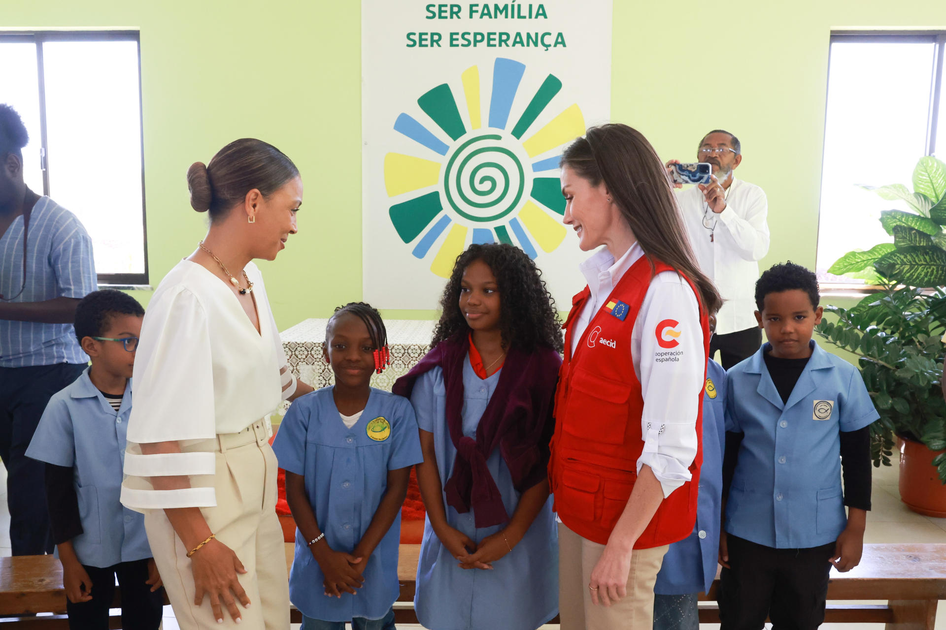 La reina Letizia y la primera dama de Cabo Verde, Débora Katisa Carvalho (i), mantienen un encuentro con jóvenes que forman parte de una formación para la prevención de la drogadicción en adolescentes en el marco de su visita a la comunidad terapéutica Fazenda Esperança, proyecto de recuperación de varones afectados por la drogadicción en este archipiélago africano, en Trinidade (Cabo Verde), este jueves. EFE/ José Jiiménez/Casa de S.M. el Rey SOLO USO EDITORIAL/SOLO DISPONIBLE PARA ILUSTRAR LA NOTICIA QUE ACOMPAÑA (CRÉDITO OBLIGATORIO)