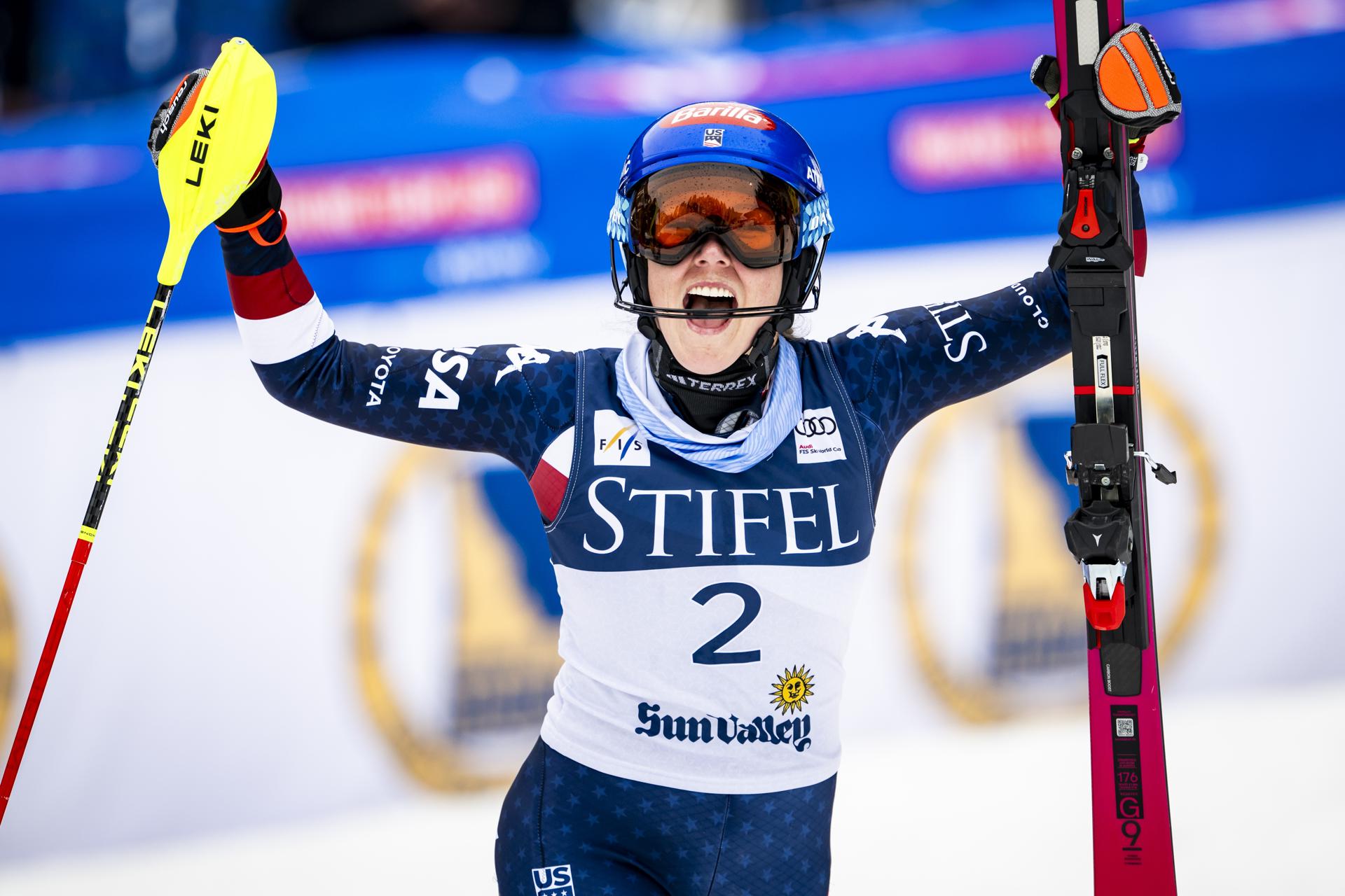 Sun Valley (Estados Unidos), 27/03/2025.- La estadounidense Mikaela Shiffrin festeja su triunfo en el eslalon de Sun Valley (EEUU), donde elevó a 101 su propio récord histórico absoluto -entre hombres y mujeres- de victorias en la Copa del Mundo de esquí alpino. EFE/EPA/JEAN-CHRISTOPHE BOTT
