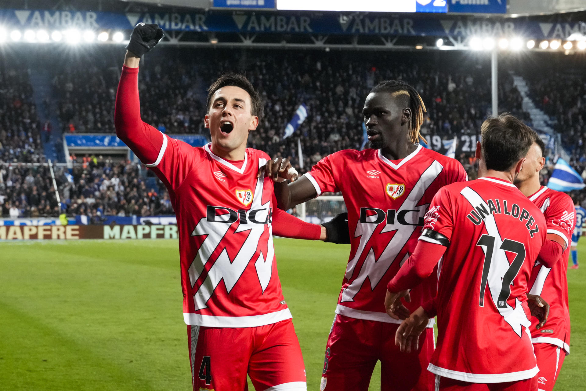 El centrocampista del Rayo Vallecano Pedro Díaz (i), celebra su gol contra el Alavés, durante el partido de la jornada 29 de LaLiga que Deportivo Alavés y Rayo Vallecano disputaRON en Mendizorroza. EFE/Adrián Ruiz Hierro