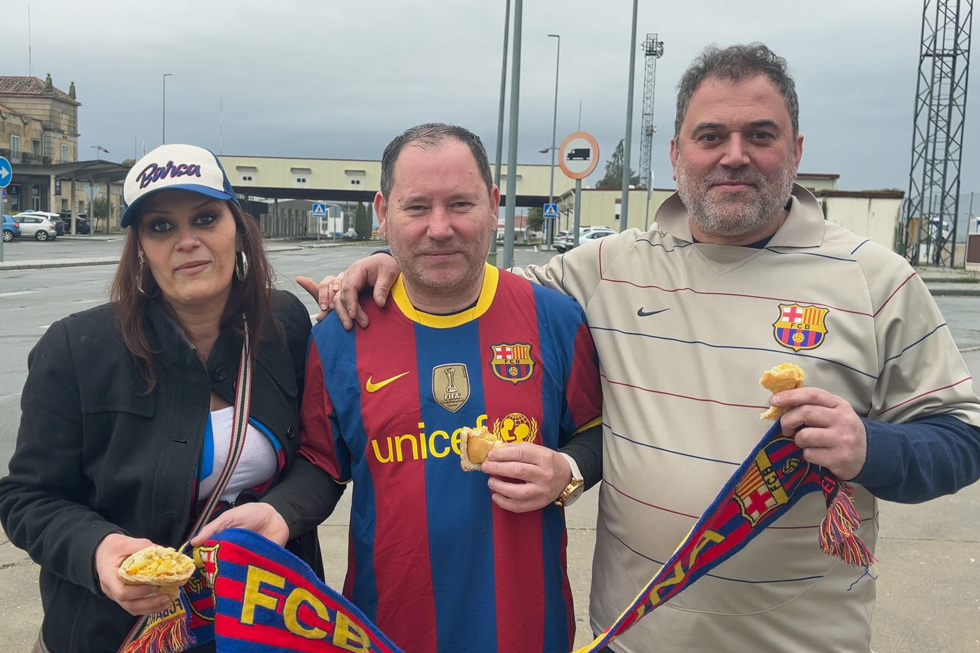 Óscar, Feli y Guillermo, aficionados palentinos del Barcelona, este miércoles, en la localidad portuguesa de Vilar Formoso, en la frontera con España, durante una parada para desayunar en su viaje a Lisboa, donde esta noche verán el partido de ida de la eliminatoria de octavos de final de la Liga de Campeones frente a su equipo y el Benfica. EFE/ Carlos García