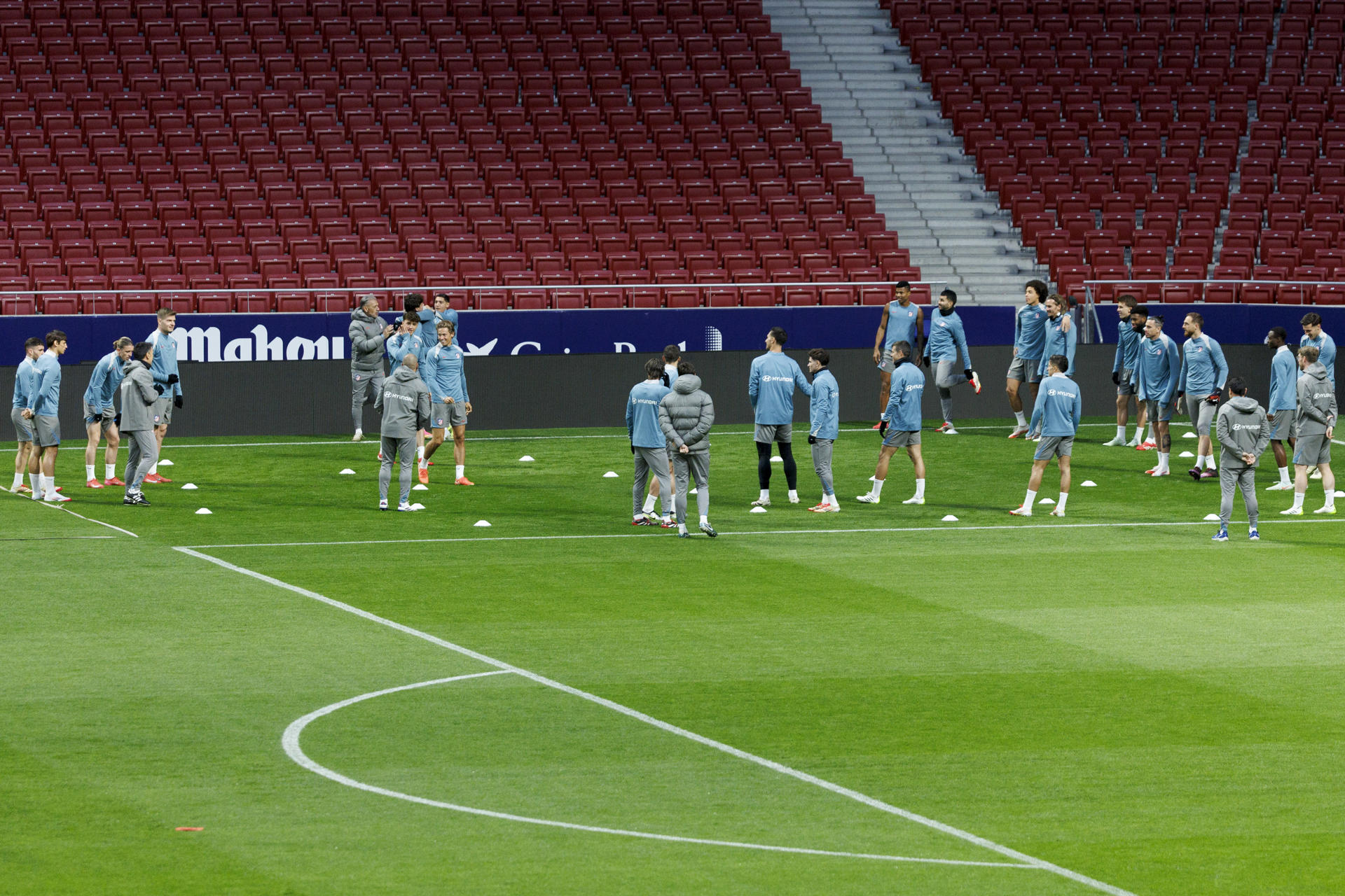 Los jugadores del Atlético de Madrid durante el entrenamiento del equipo colchonero hoy sábado en el estadio Metropolitano de Madrid. EFE/Sergio Pérez.