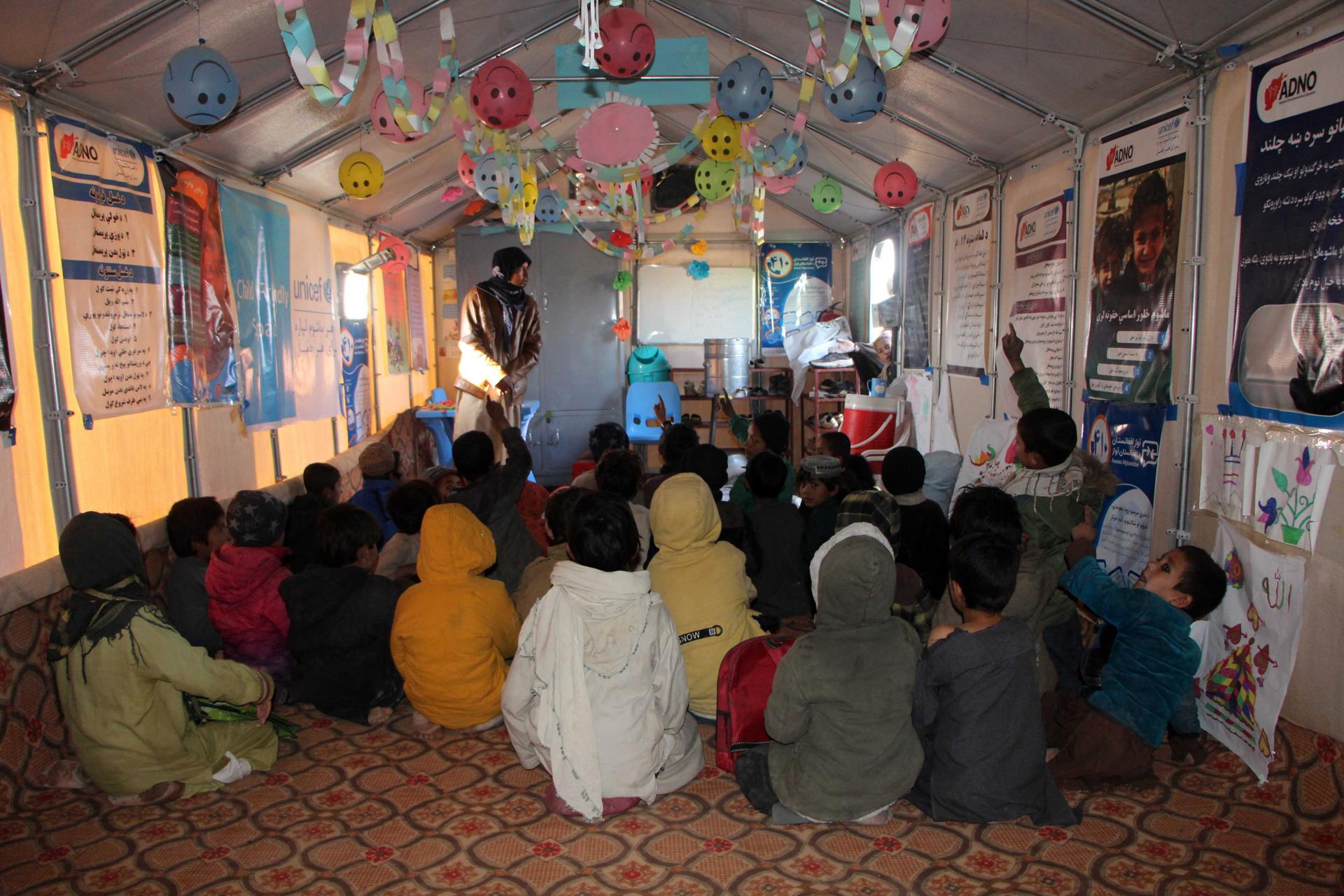 Fotografía de archivo de niños afganos asistiendo a una clase en una escuela gestionada por Unicef, en Kandahar, Afganistán. EFE/QUDRATULLAH RAZWAN