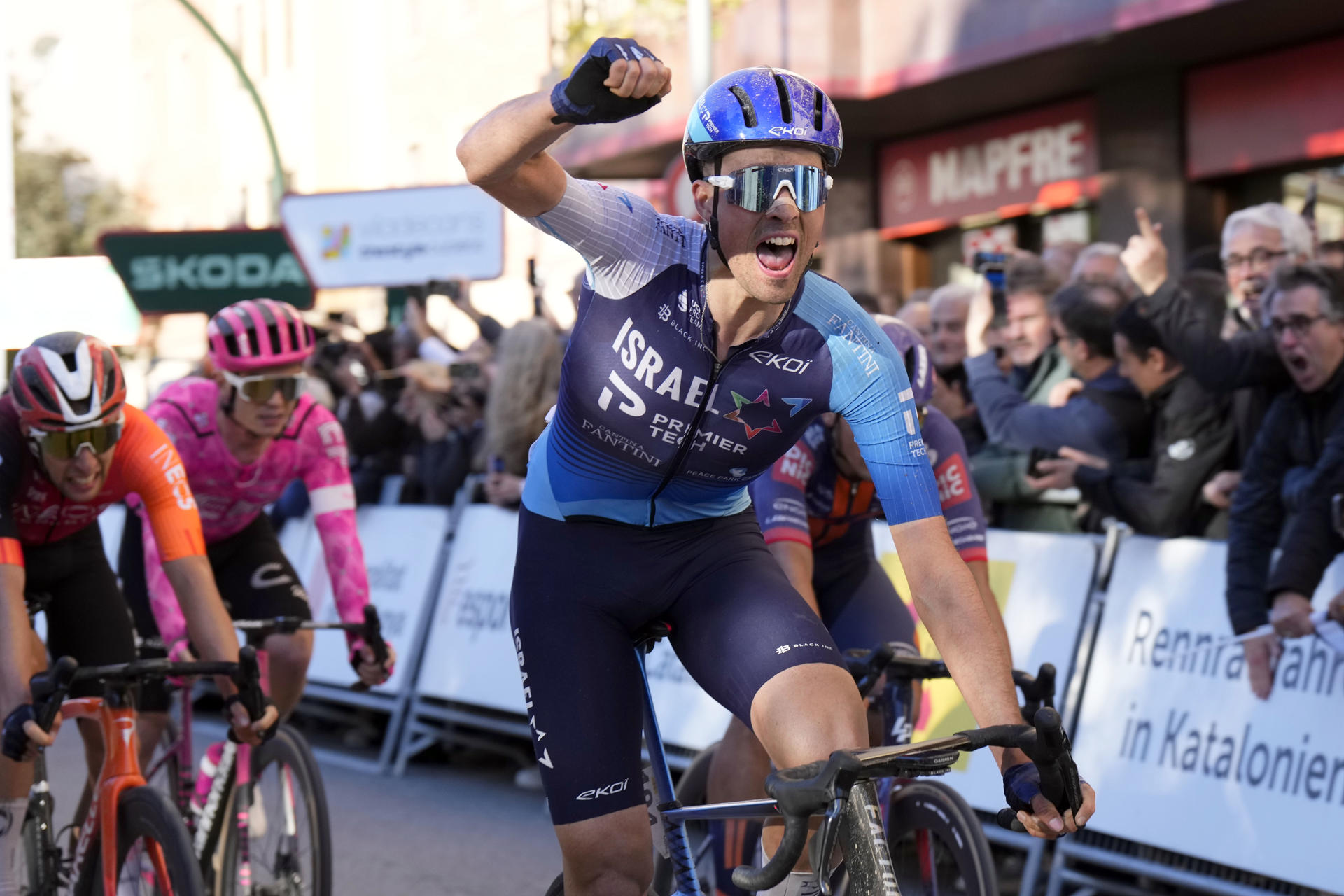 El británico Ethan Vernon, del equipo Israel-Premier Tech se ha llevado al esprint la segunda etapa de la Volta Ciclista a Catalunya, de 177,3 kilómetros entre Banyoles y Figueres, tras la que su compatriota Matthew Brennan, del Team Visma, vencedor de la primera etapa, mantuvo el maillot de líder. EFE/Siu Wu