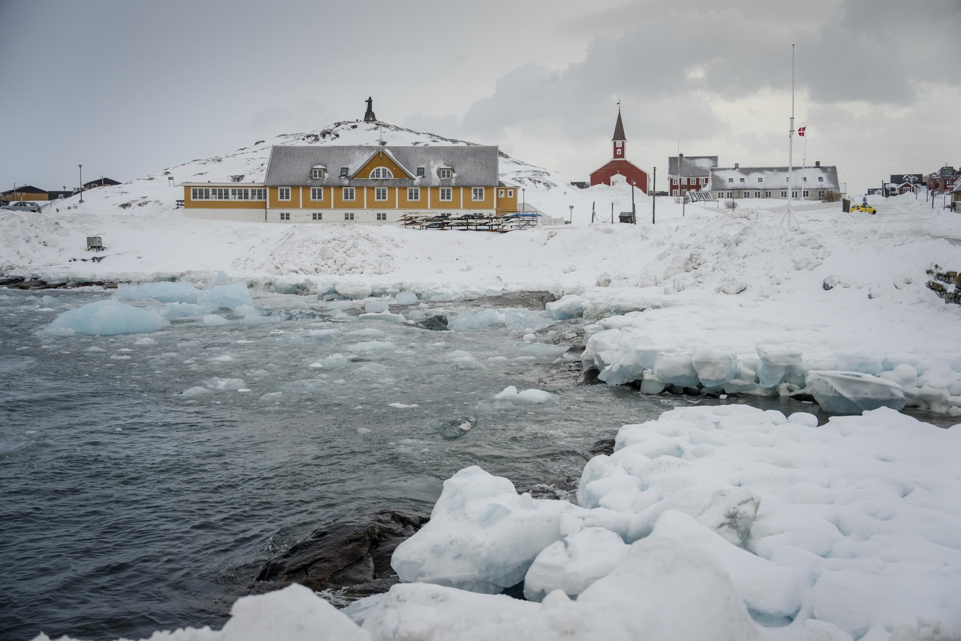 Una vista de grandes cantidades de hielo en el fiordo de Nuuk en Nuuk, Groenlandia, 09 de marzo de 2025 (emitido el 10 de marzo de 2025). Los groenlandeses celebrarán elecciones para el parlamento de Groenlandia, el Inatsisartut, el 11 de marzo de 2025. (Elections, Greenland) EFE/EPA/Mads Claus Rasmussen DINAMARCA FUERA