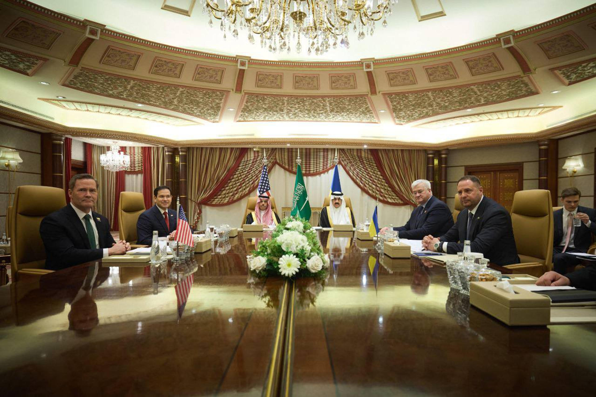 Una delegación ucraniana de alto nivel se reúne en la ciudad saudí de Yeda con representantes de EE.UU., en el primer encuentro que se celebra en Arabia Saudí entre dirigentes de ambos países en el marco de los esfuerzos de Washington por impulsar una negociación entre Moscú y Kiev para poner fin a la guerra ruso-ucraniana. La reunión está encabezada en el lado ucraniano por el jefe de la oficina presidencial de Ucrania, Andrí Yermak (d); el ministro de Exteriores, Andrí Sibiga; el de Defensa, Rustem Umérov, y el asesor de la presidencia ucraniana en asuntos de defensa, el militar Pavló Palisa, que ha estudiado en EE.UU. y tiene experiencia de combate en el frente. La delegación estadounidense incluye al secretario de Estado, Marco Rubio (2i), al consejero de Seguridad Nacional, Mike Watlz, y al representante de la Casa Blanca para Oriente Medio y amigo personal del presidente Donald Trump, Steve Witkloff. EFE/ Oficina Presidencial de Ucrania - SOLO USO EDITORIAL/SOLO DISPONIBLE PARA ILUSTRAR LA NOTICIA QUE ACOMPAÑA (CRÉDITO OBLIGATORIO) -