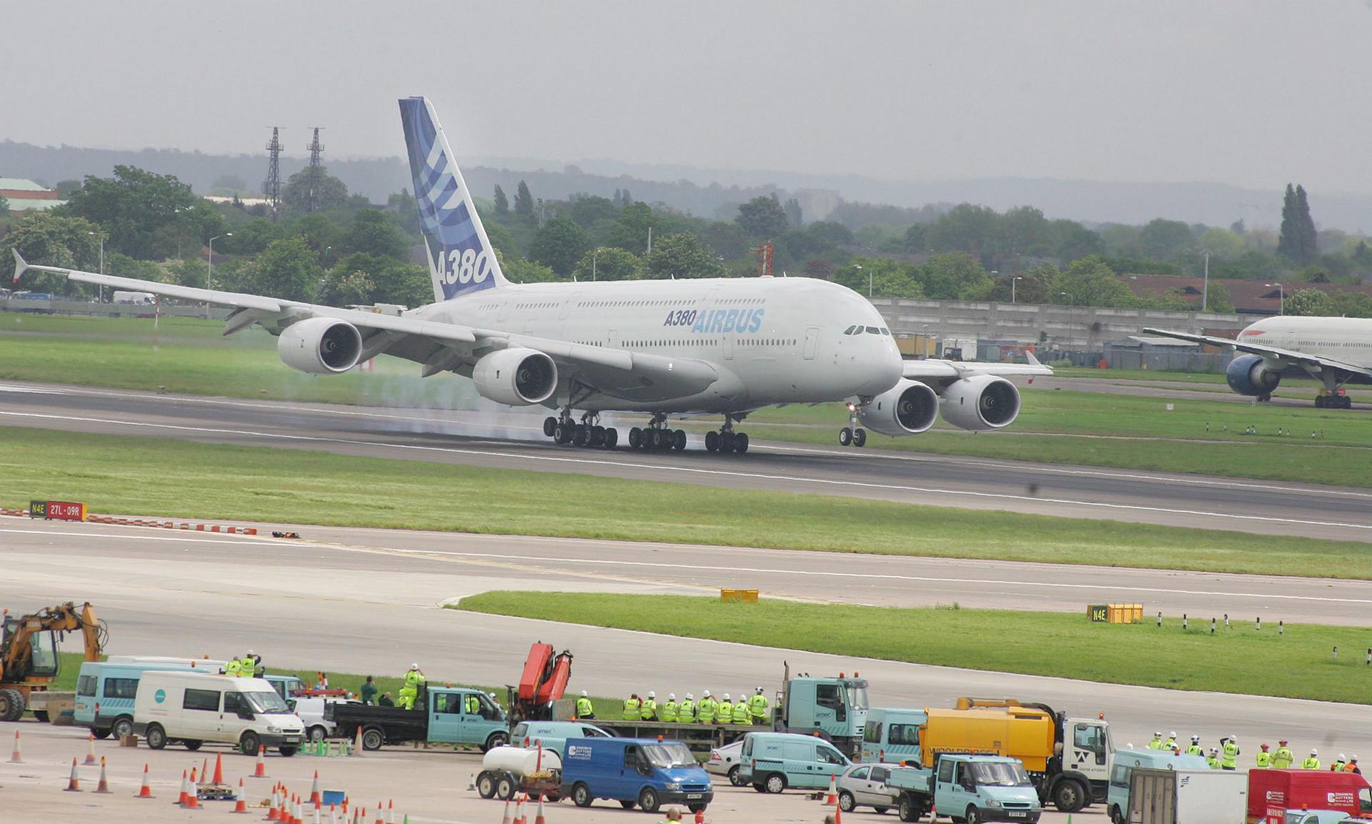 Imagen de archivo de un Airbus A380 aterrizando en Heathrow. EFE/Geoff Caddick