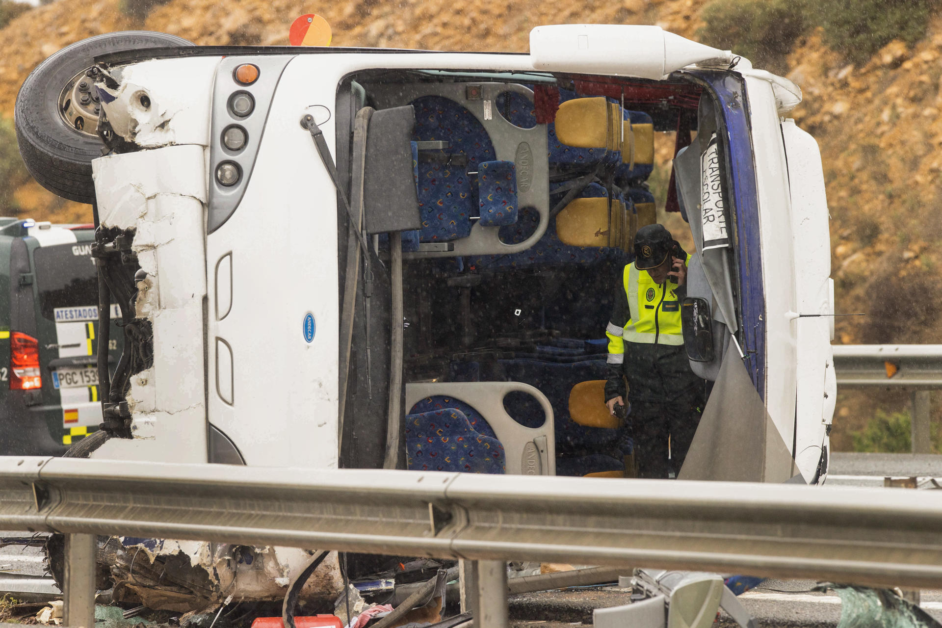 Al menos seis personas han resultado heridas este martes en el vuelco de un autobús con viajeros del Imserso en la autovía A-7 en sentido Alicante, a la altura de la salida de la pedanía murciana de Cabezo de Torres, según el primer balance del Centro de Coordinación de Emergencias. EFE/Marcial Guillén