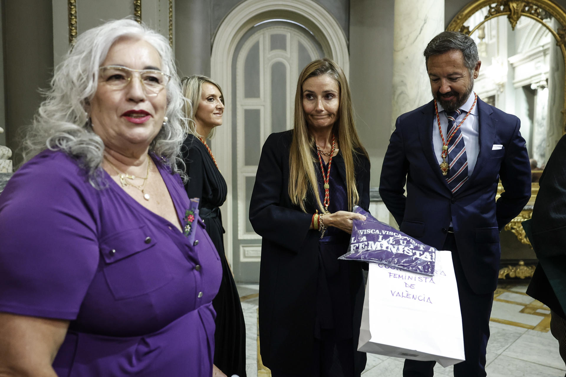 Imagen de Archivo de Nuria Vidal (izqda), miembro de la Coordinadora Feminista de València, que entrega a los concejales de VOX, Cecilia Herrero y Juan Manuel Badenas, una camiseta morada con el lema "Visca la Lluita Feminista" (Viva la Lucha Feminista), tras el acto de entrega de Honores y Distinciones de la Ciudad 2024 en el Ayuntamiento de València. EFE/Biel Aliño