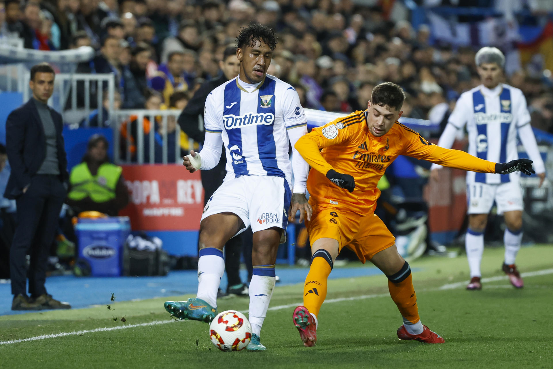 Renato Tapia pugna por el balón con el centrocampista uruguayo del Real Madrid Fede Valverde (d). EFE/ Juanjo Martín