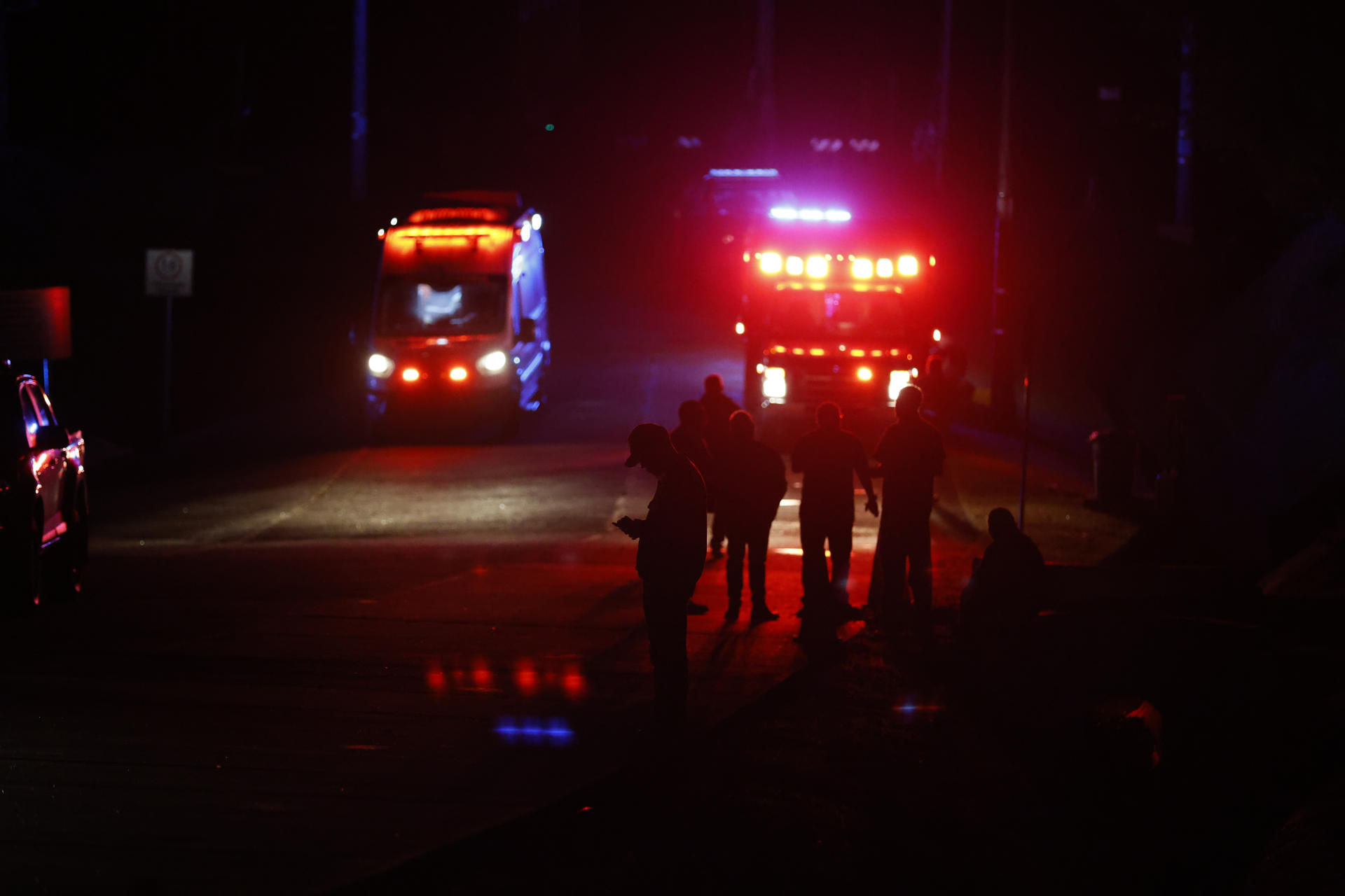 Integrantes del cuerpo de Bomberos y unidades de Socorro trabajan en una zona este domingo, luego que se presentara un incendio en una termoeléctrica en la provincia de La Chorrera (Panamá). EFE/ Bienvenido Velasco