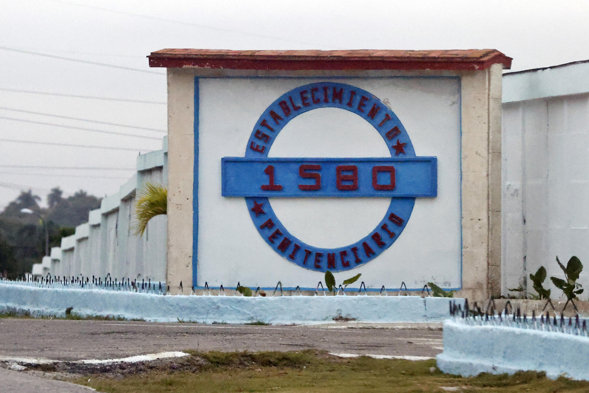 Fotografía donde se muestra la entrada de la prisión 1580 en La Habana (Cuba). EFE/ Ernesto Mastrascusa
