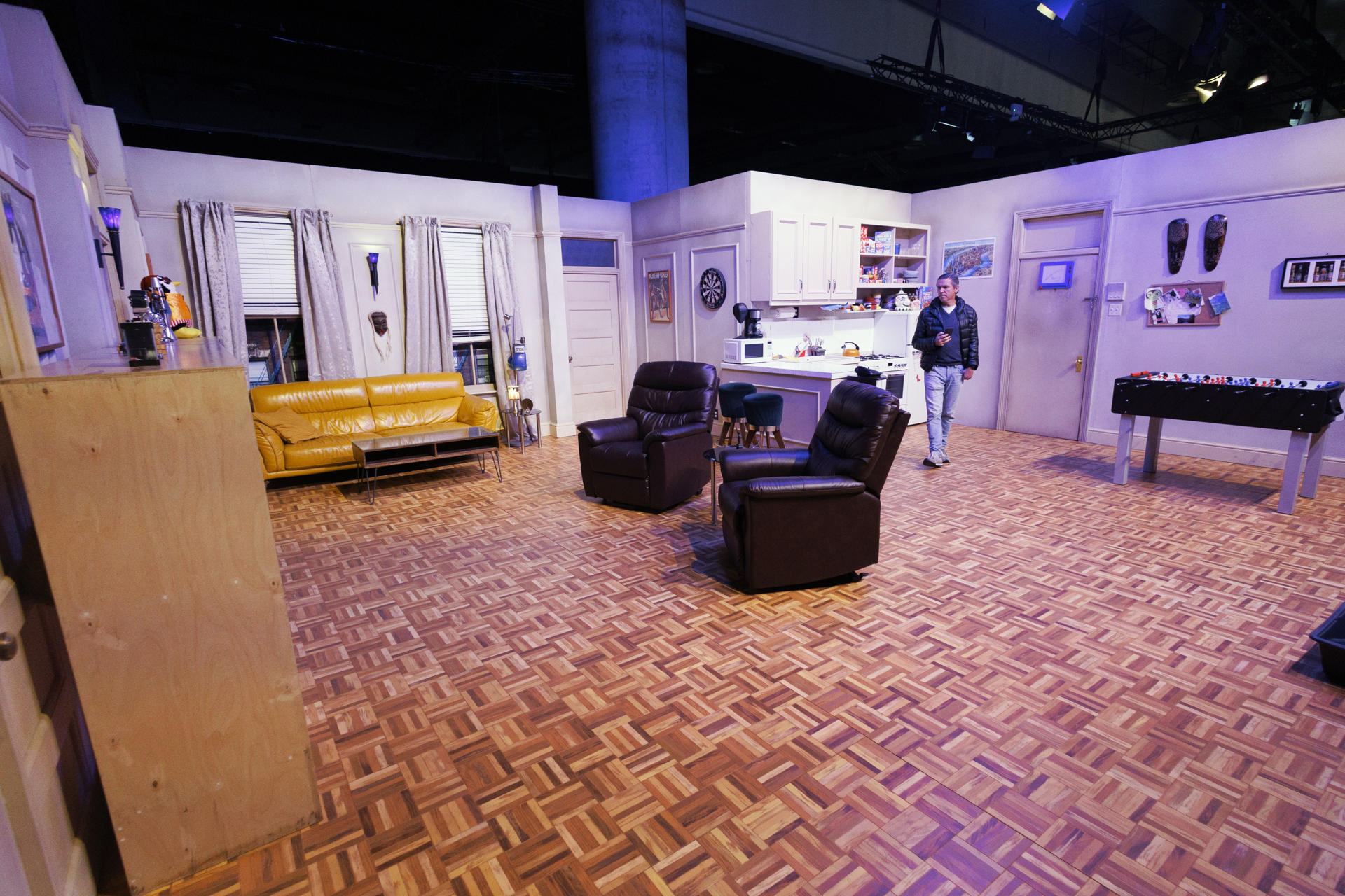 Vista de 'The Friends Experience', la exposición oficial de la emblemática serie de televisión 'Friends', llega a Madrid en la que se recrean los escenarios de la serie donde los visitantes podrán interactuar, este martes en Ifema en Madrid. EFE/Sergio Pérez