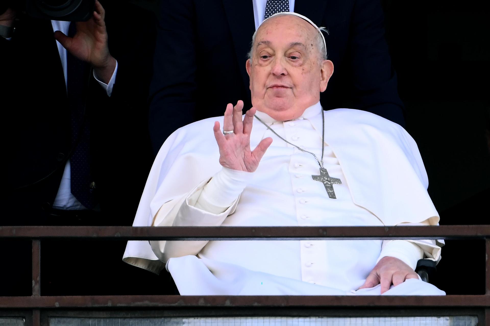 El papa Francisco saluda y bendice a los fieles desde el balcón del hospital Gemelli, en una fotografía de archivo. EFE/ETTORE FERRARI