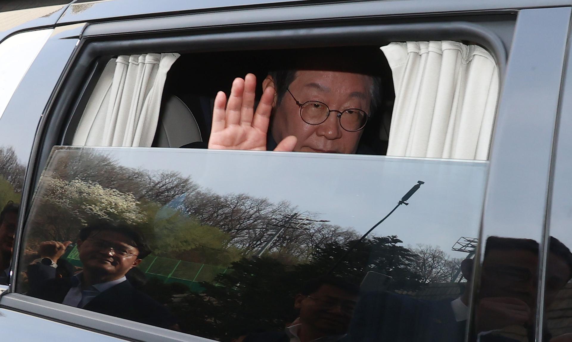 El líder opositor Lee Jae-myung, del Partido Democrático, saluda desde un automóvil ante el Tribunal Superior de Seúl, en la capital, Corea del Sur, el 26 de marzo de 2025. EFE/EPA/YONHAP SOUTH KOREA OUT
