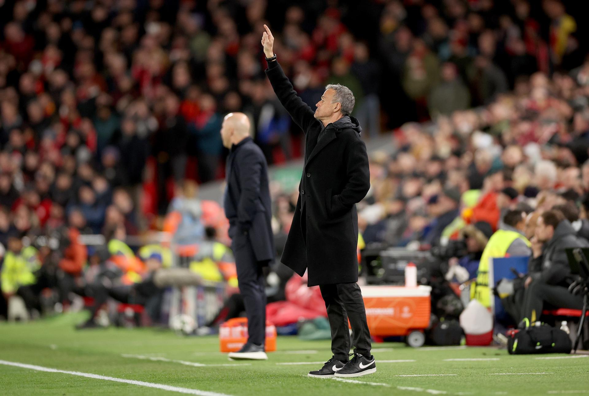 El entrenador del PSG, Luis Enrique Martínez, da instrucciones a sus jugadores durante el partido de vuelta de los octavos de final de la Liga de Campeones contra el Liverpool. EFE/EPA/ADAM VAUGHAN