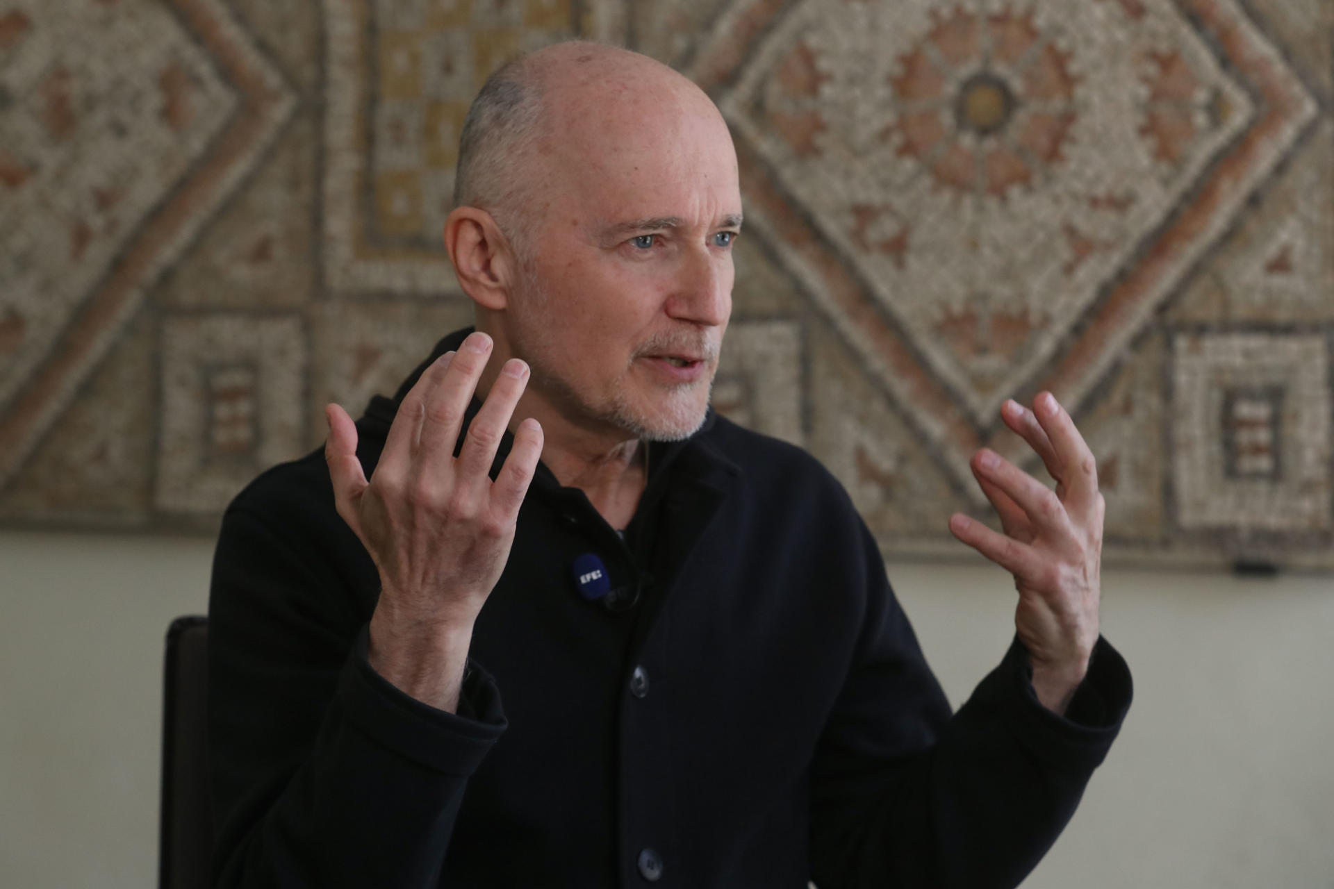 El artista estadounidense Richard McGuire, durante su entrevista con EFE. EFE/Alberto Aguado
