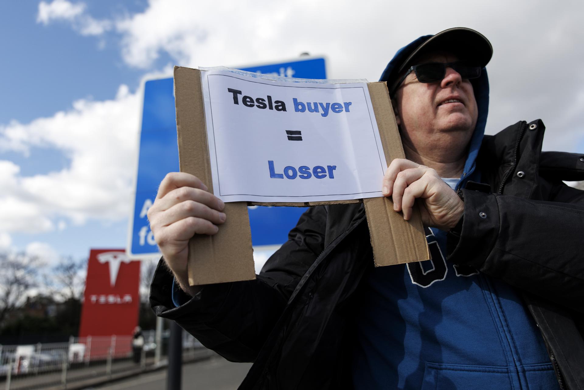 Los manifestantes se reúnen afuera de un concesionario de Tesla para protestar por el actual papel del empresario Elon Musk en la administración del presidente estadounidense, Donald Trump, en una fotografía de archivo del 15 de marzo de 2025. EFE/TOLGA AKMEN