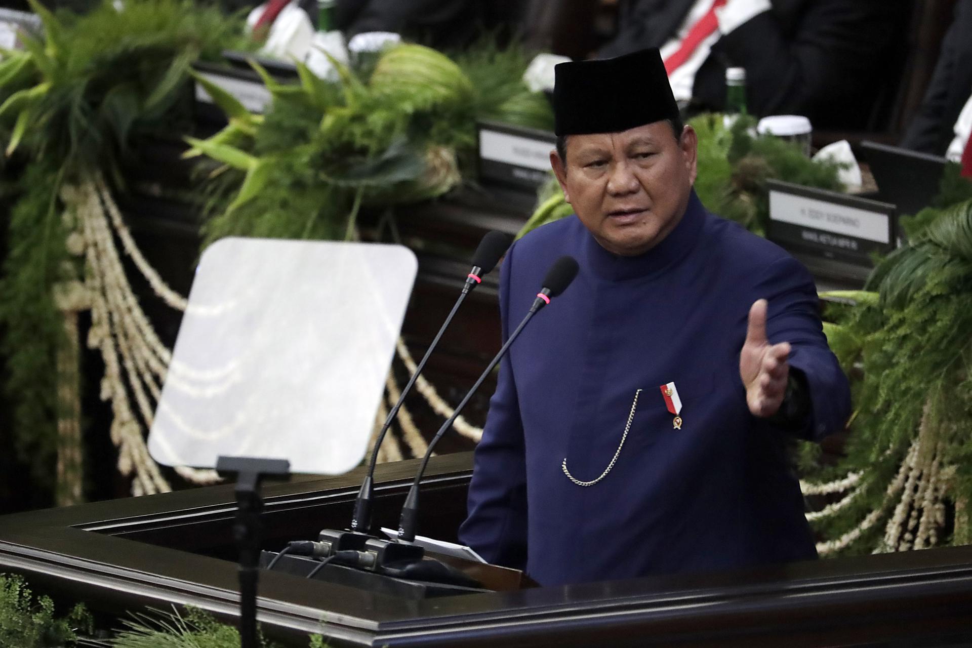 Jakarta (Indonesia), 20/10/2024.- Indonesia'Äôs newly inaugurated President Prabowo Subianto delivers a speech during the inauguration ceremony at the Parliamentary Building in Jakarta, Indonesia, 20 October 2024. Prabowo Subianto and running mate Gibran Rakabuming Raka were sworn in as the president and vice president after winning the 2024 presidential election. EFE/EPA/BAGUS INDAHONO