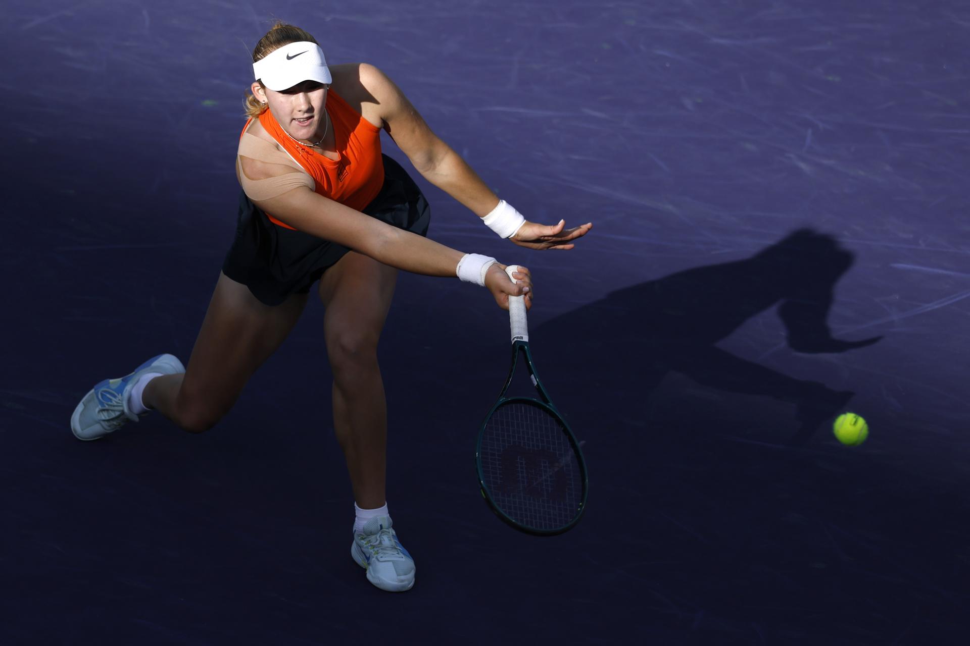 La rusa Mirra Andreeva en acción contra la polaca Iga Swiatek durante las semifinales femeninas del torneo de tenis BNP Paribas Open en Indian Wells, California (EE.UU.). EFE/JOHN G. MABANGLO