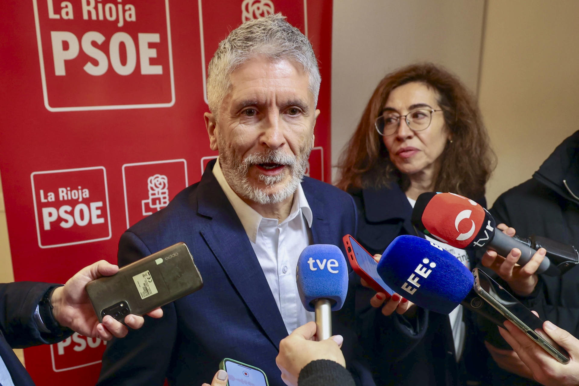 El ministro del Interior, Fernando Grande Marlaska, atiende a los medios antes de recibir el Premio Alicia Izaguirre, organizado por el PSOE de La Rioja con motivo del Día Internacional de La Rioja este jueves en Logroño. EFE/ Raquel Manzanares