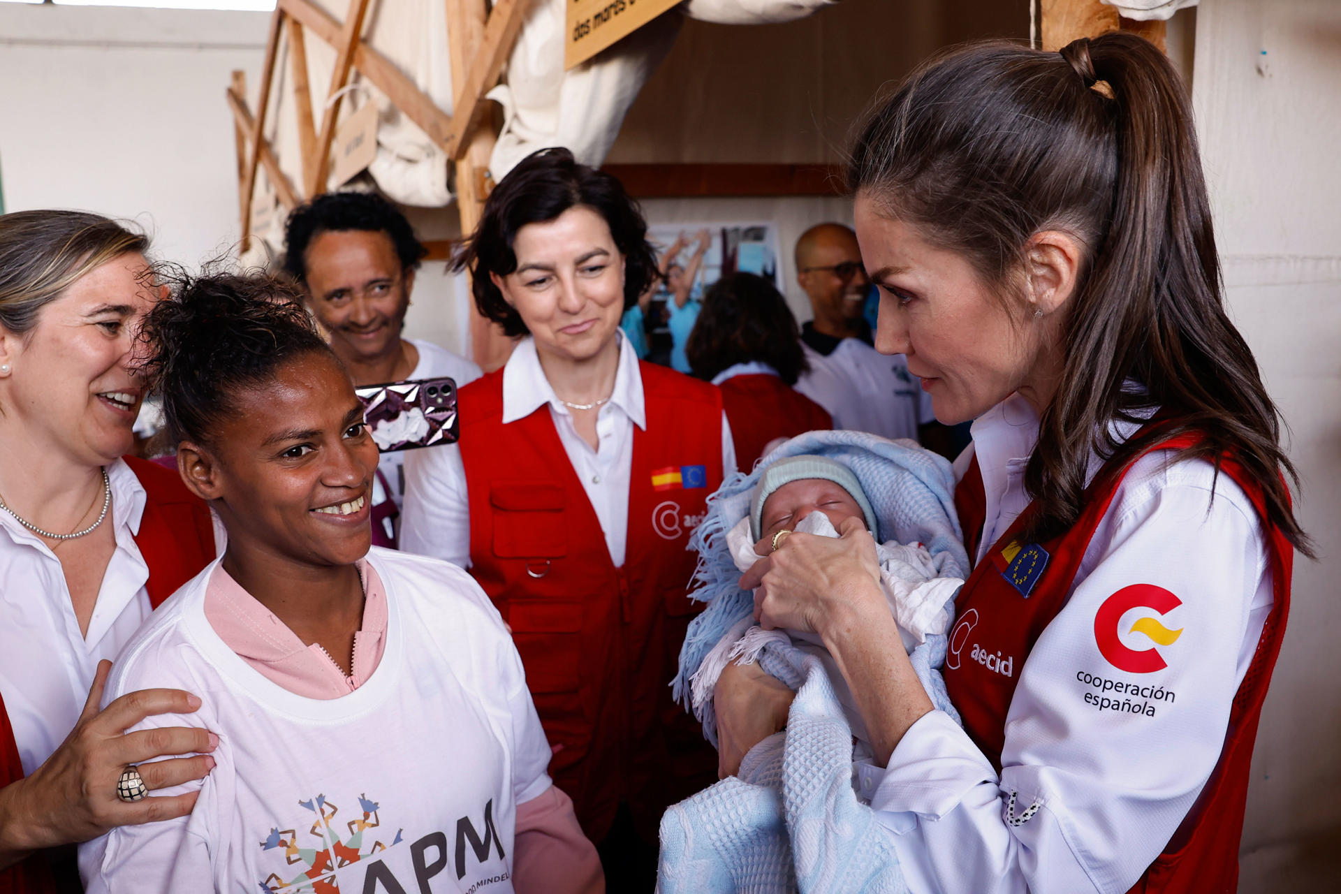 La reina Letizia (d) realiza este miércoles una visita al mercado municipal de Mindelo, Cabo Verde, para conocer otros proyectos relacionados con la pesca artesanal sostenible y cómo se mejoran los derechos de las mujeres pescadoras. EFE/Chema Moya