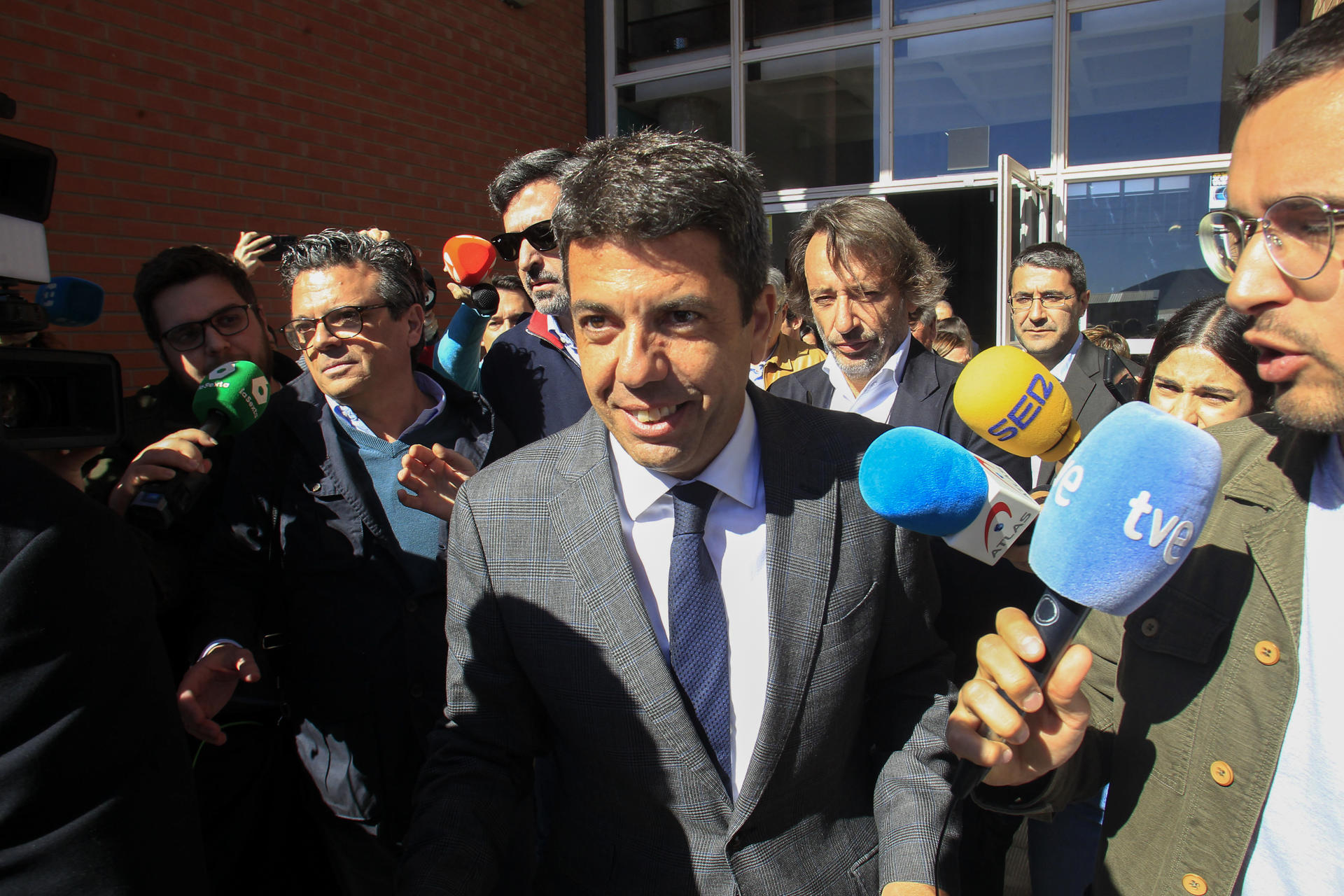 El president de la Generalitat, Carlos Mazón, tras su visita este lunes al Centro de Innovación y Tecnología Inescop de Elda (Alicante). EFE/Morell
