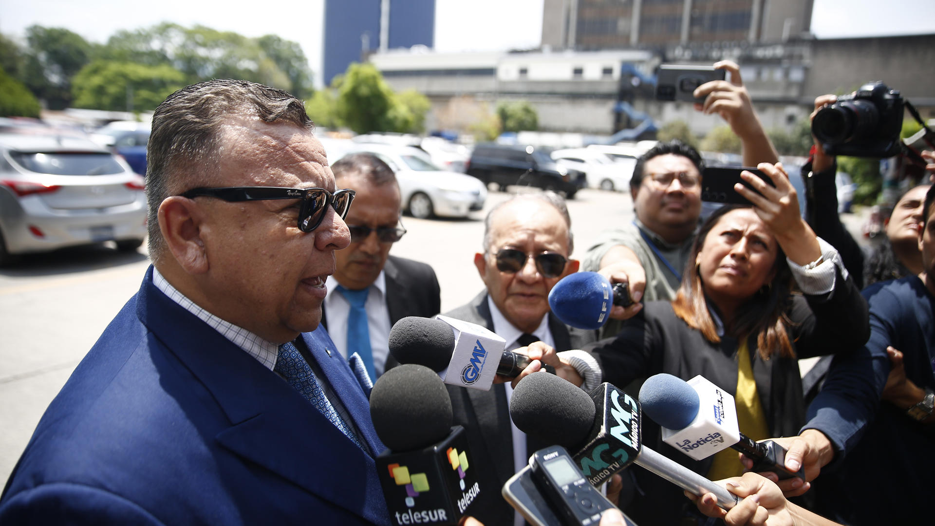 El abogado Jaime Ortega habla con periodistas a las afueras de la sede de la Corte Suprema de Justicia (CJS), este 24 de marzo de 2025 en San Salvador (El Salvador). EFE/Rodrigo Sura