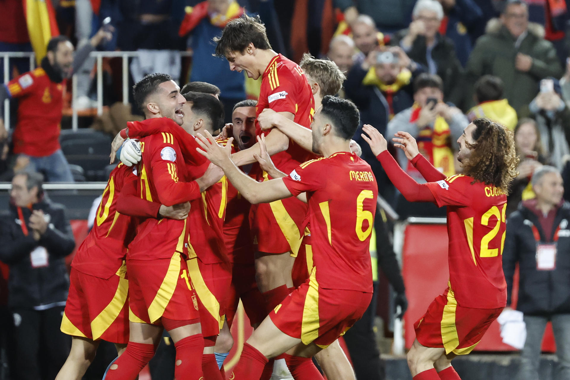 Los jugadores de la selección española celebran la victoria ante Países Bajos, al término del partido de vuelta de los cuartos de final de la Liga de Naciones que las selecciones de España y Países Bajos han disputado este domingo en el estadio de Mestalla, en Valencia. EFE/Ana Escolar