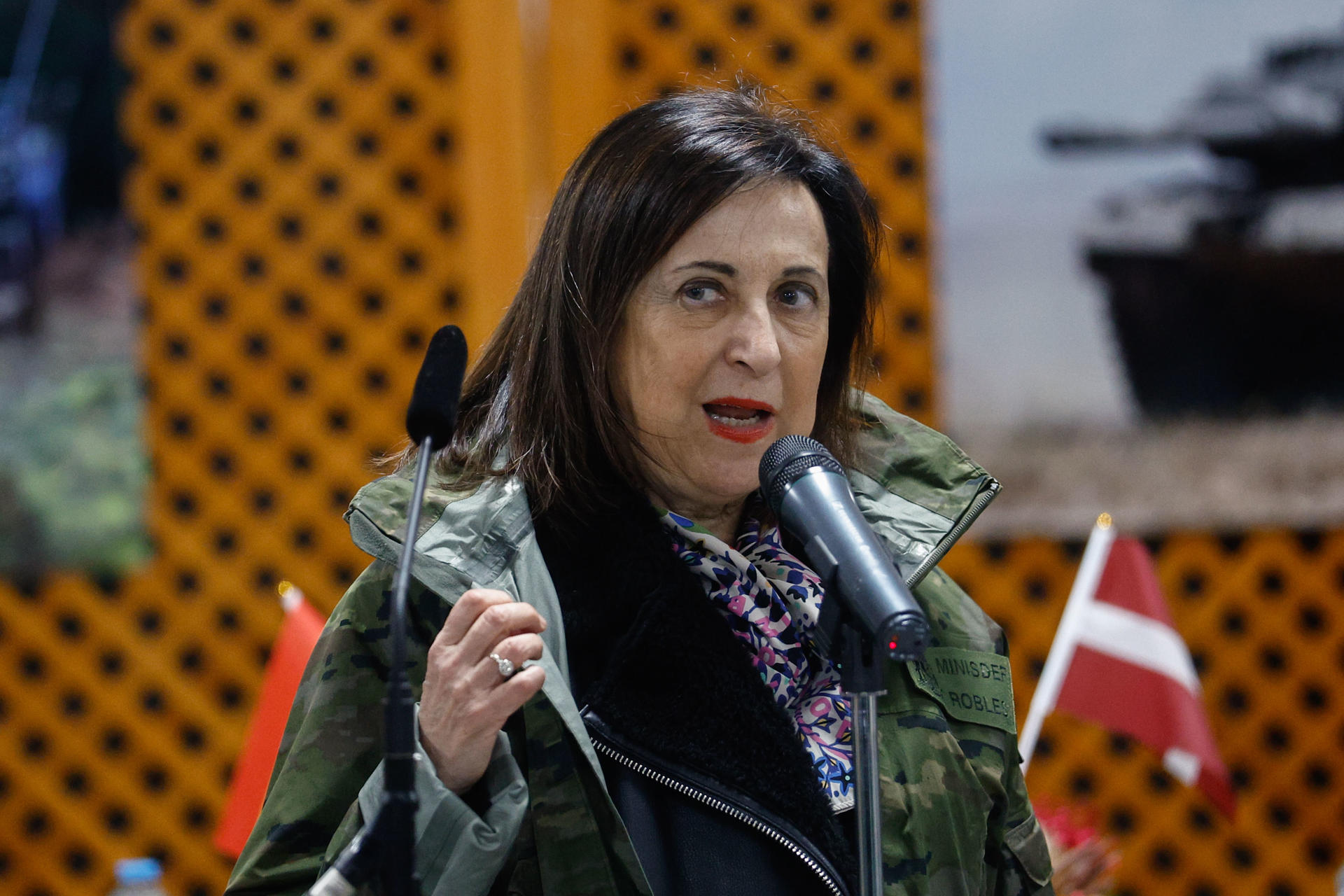 La ministra de Defensa, Margarita Robles, este jueves durante su visita a la base militar El Goloso. EFE/ Rodrigo Jimenez
