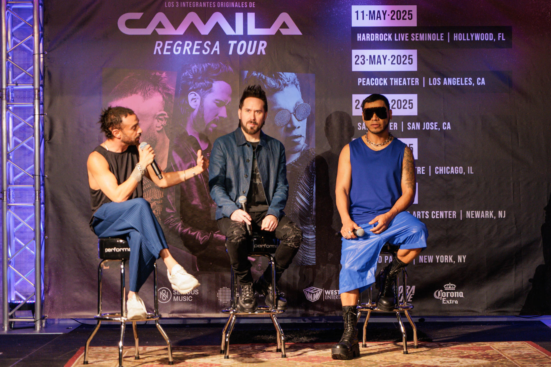 Fotografía cedida por 11:11PR donde aparecen Mario Domm (i) Pablo Hurtado (c) y Samuel Parra, integrantes de la banda mexicana Camila, hablando en una conferencia de prensa este martes, en Miami, Florida (Estados Unidos). EFE/11:11PR