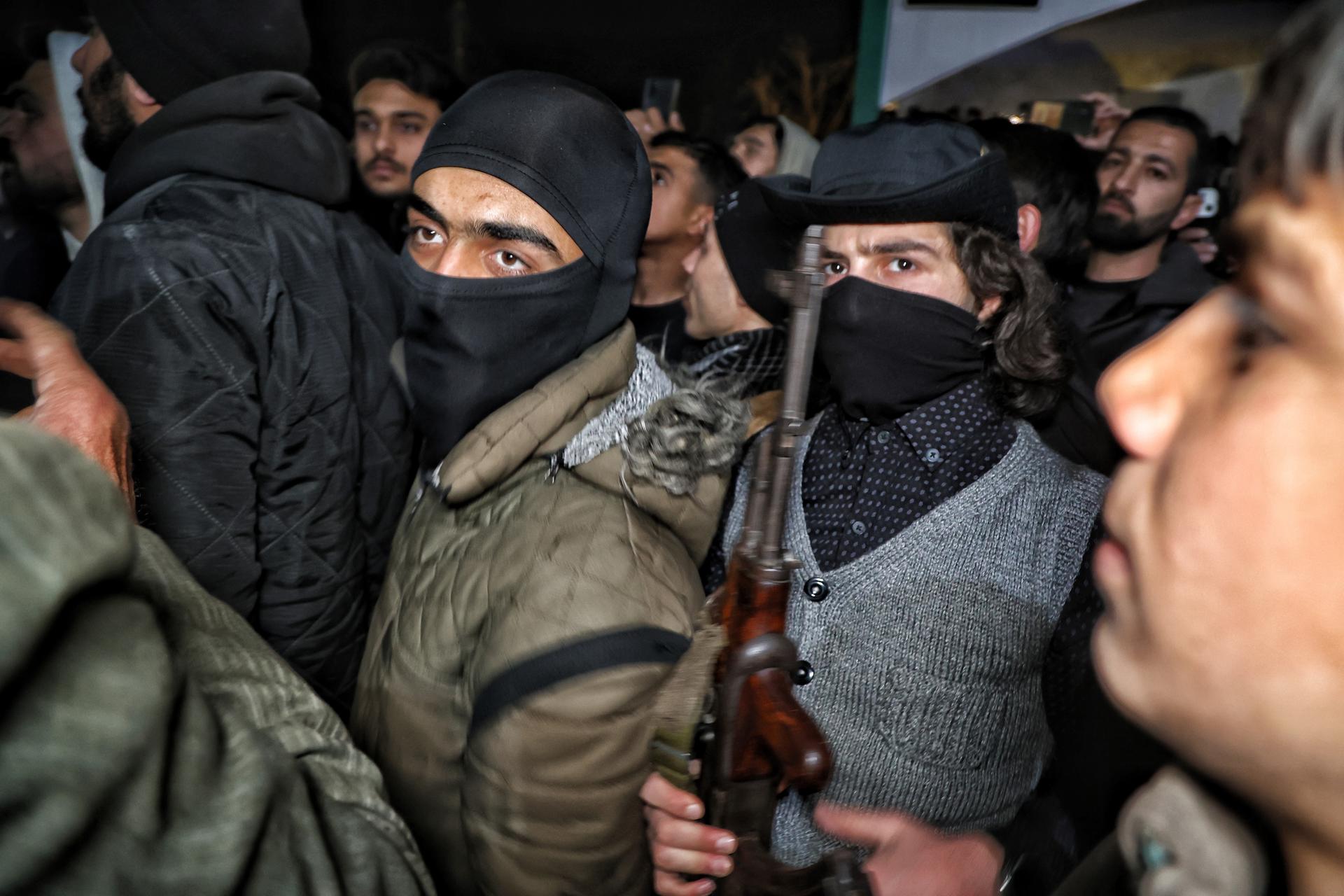 Combatientes sirios realizan una manifestación para declarar una movilización general tras los ataques llevados a cabo contra las fuerzas de seguridad sirias, en Idlib, Siria, 06 de marzo de 2025.
EFE/EPA/BILAL AL HAMMOUD