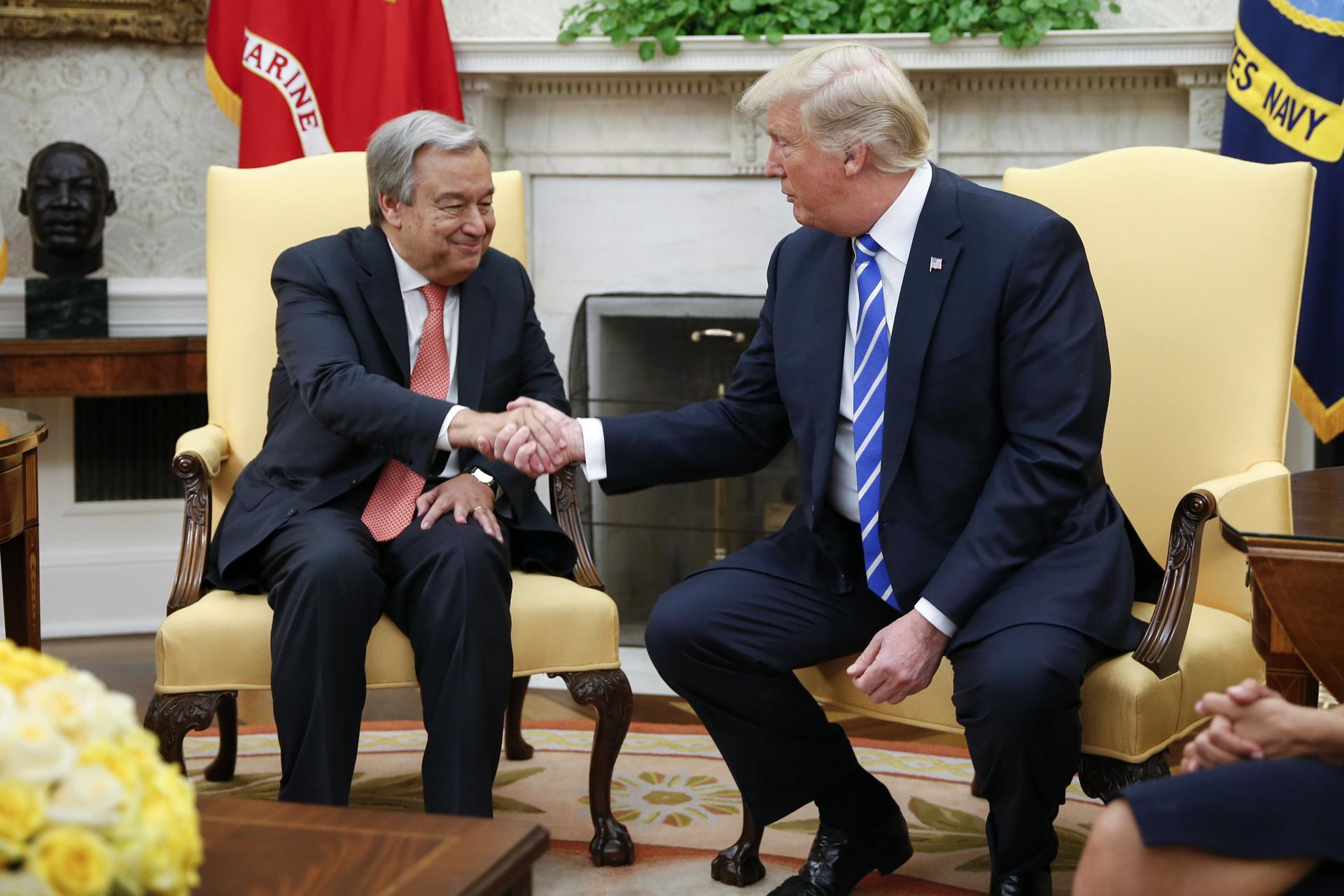 Fotografía de archivo del 20 de octubre de 2017 del presidente de los Estados Unidos, Donald Trump (d), saludando al secretario general de la ONU, António Guterres, durante de una reunión la Casa Blanca, en Washington (Estados Unidos). EFE/ Shawn Thew