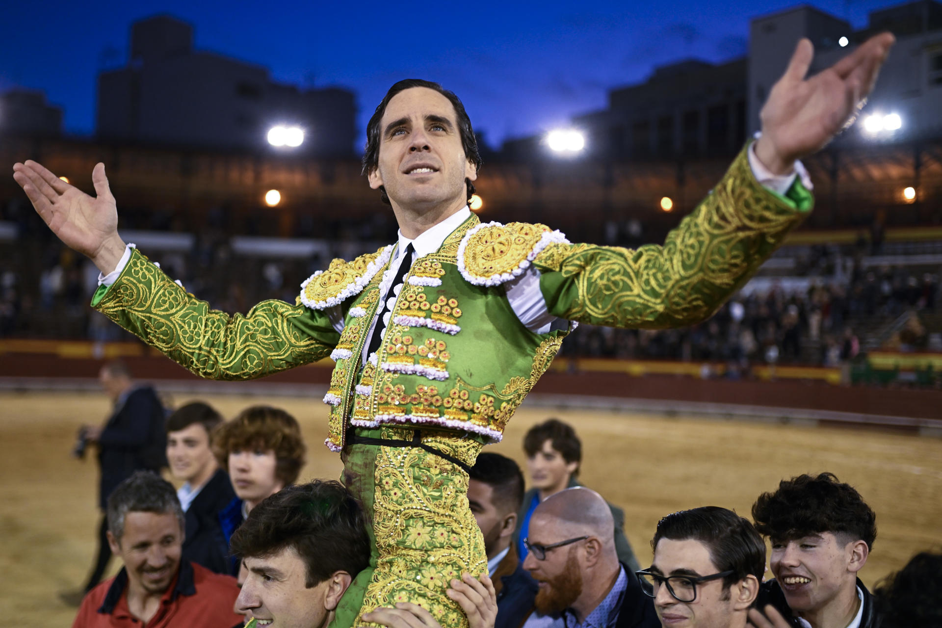 El diestro Juan Ortega Pardo sale a hombros este viernes, durante la Feria de la Magdalena 2025 de Castellón (Comunidad Valenciana). EFE/ Andreu Esteban