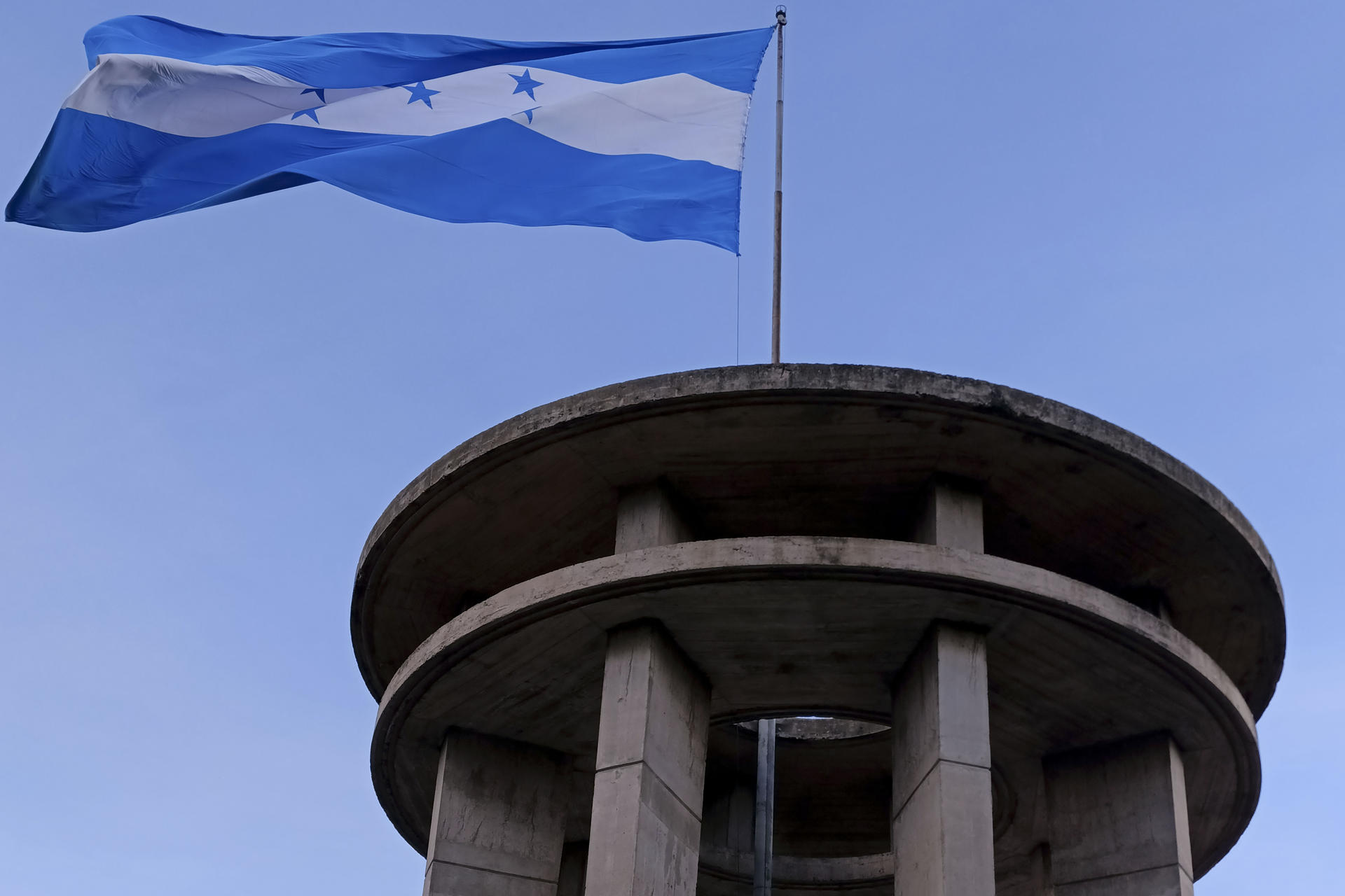 Fotografía del Monumento de la Paz donde ondea la bandera de Honduras, en el Cerro Juana Laínez, en Tegucigalpa (Honduras). EFE/ Gustavo Amador