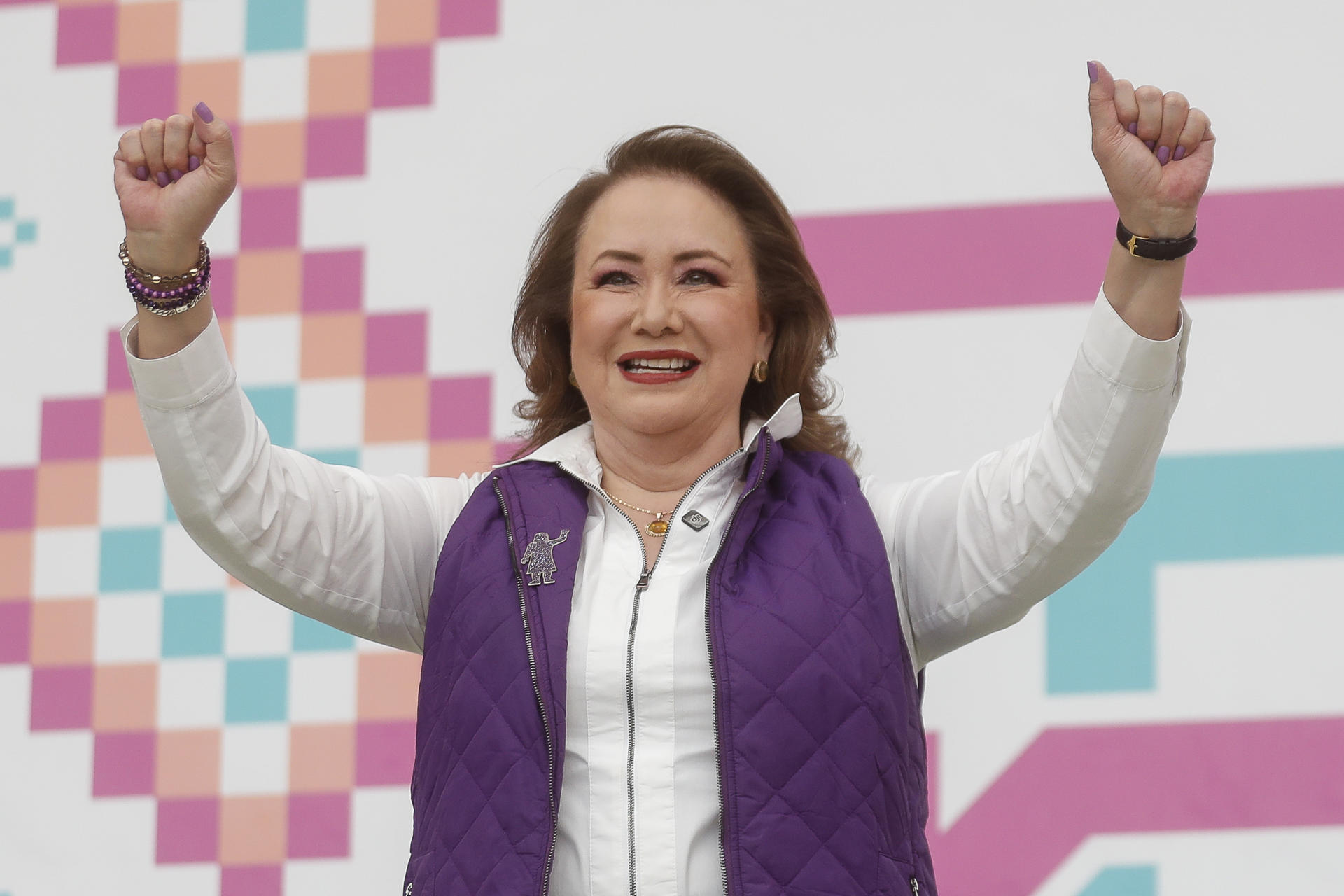 La ministra de la Suprema Corte de Justicia de la Nación, Yasmín Esquivel, participa en un acto de campaña este domingo, en el municipio de Ecatepec, en el Estado de México (México). EFE/ Isaac Esquivel