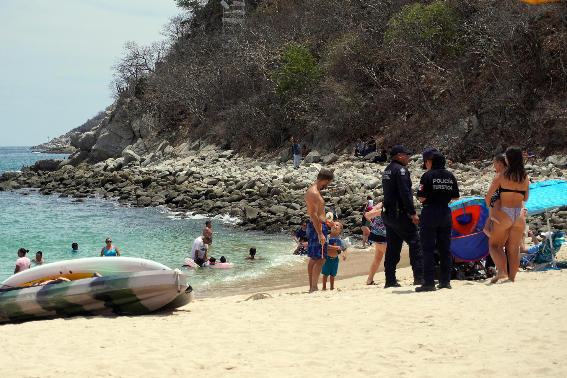 Policías del estado resguardan una playa este martes en el balneario de Huatulco en Oaxaca (México). EFE/ Jesús Méndez