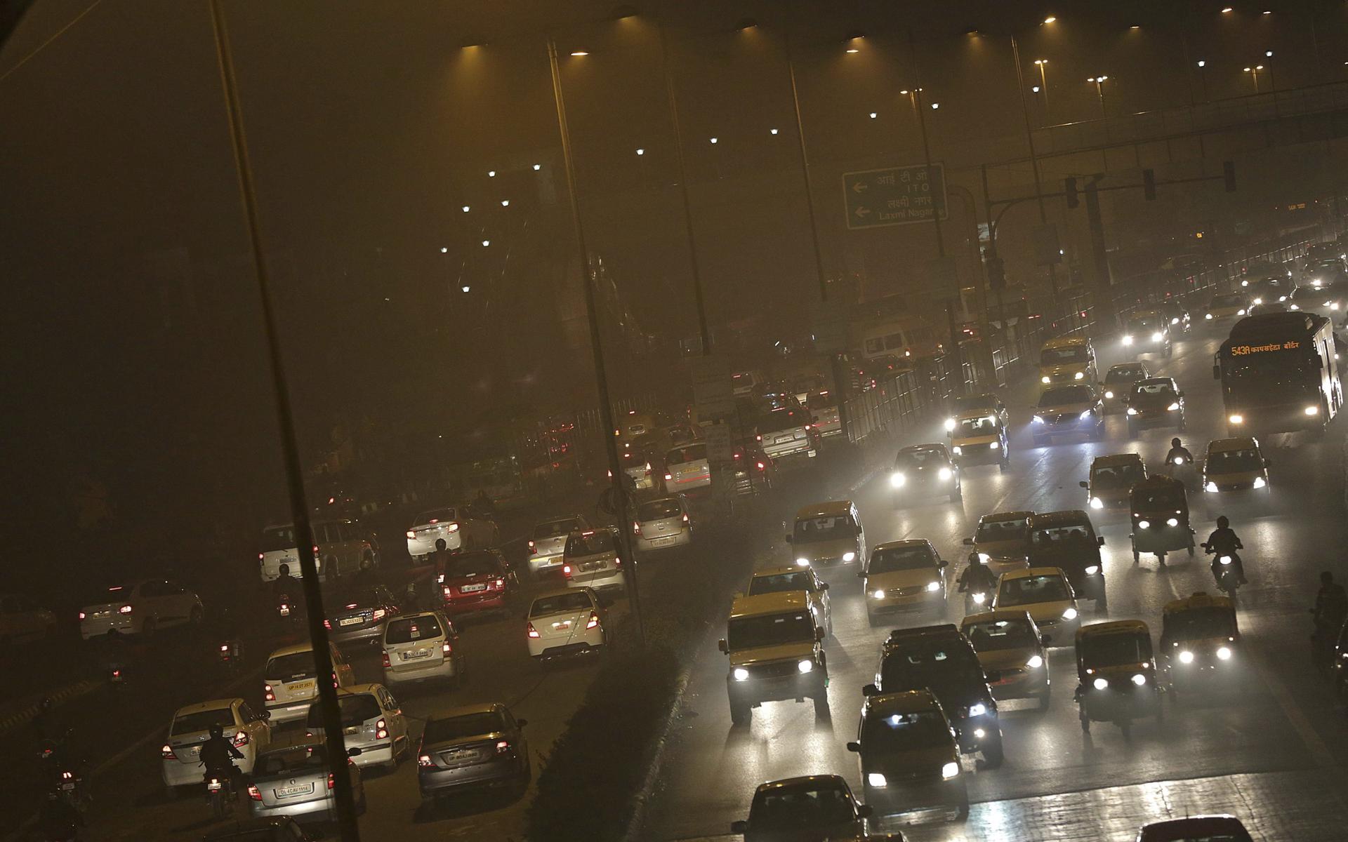 Imagen de archivo de polución con el tráfico de hora punta en Nueva Delhi, capital de la India. EFE/Harish Tyagi