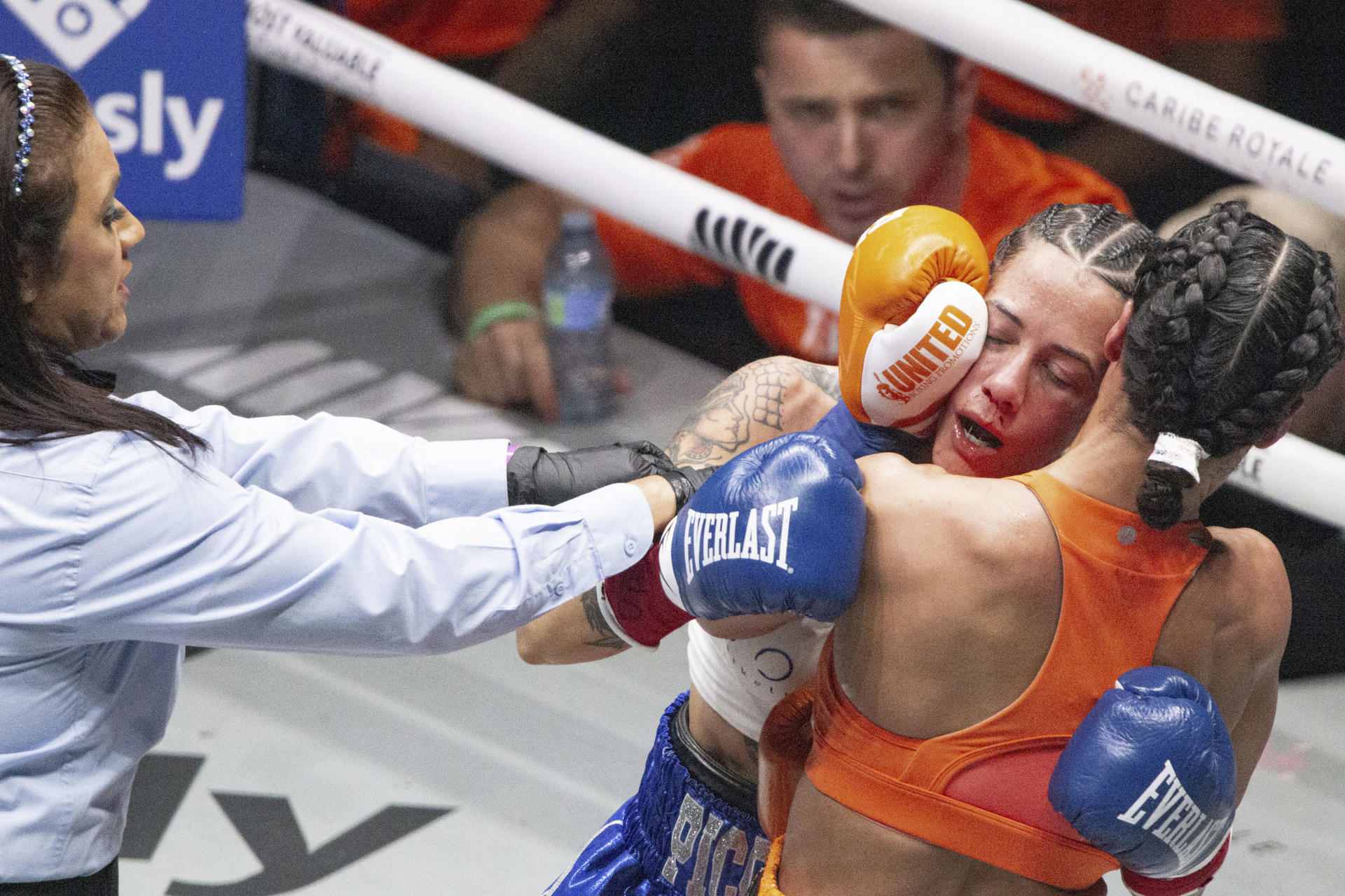 La canadiense Sara Bailey (d), durante el combate con la española Cristina Navarro para retener el título mundial del peso minimosca de la World Boxing Association (WBA), en Toronto.EFE/ Julio César Rivas