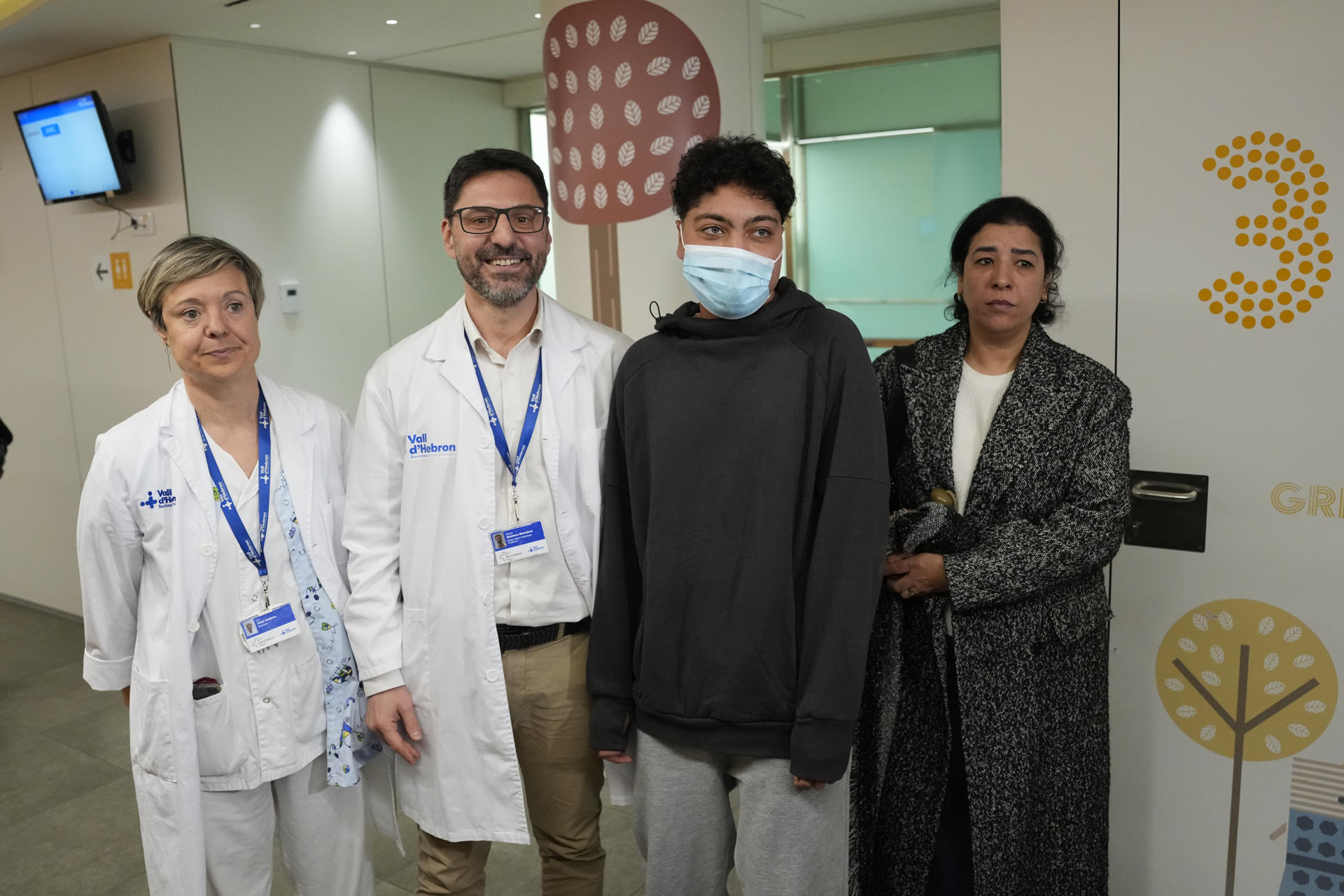 Anas Mastour (2d), acompañado de su madre, Malka Kamal (d), del doctor Jesús Quintero (2i) y de la enfermera Lis Vidal (i), es el primer transplantado pediátrico de corazón e hígado simultáneo de España, gracias a una nueva técnica que permite preservar el órgano hepático durante horas y presentada hoy en el hospital Vall D´hebron de Barcelona. EFE/Alejandro García